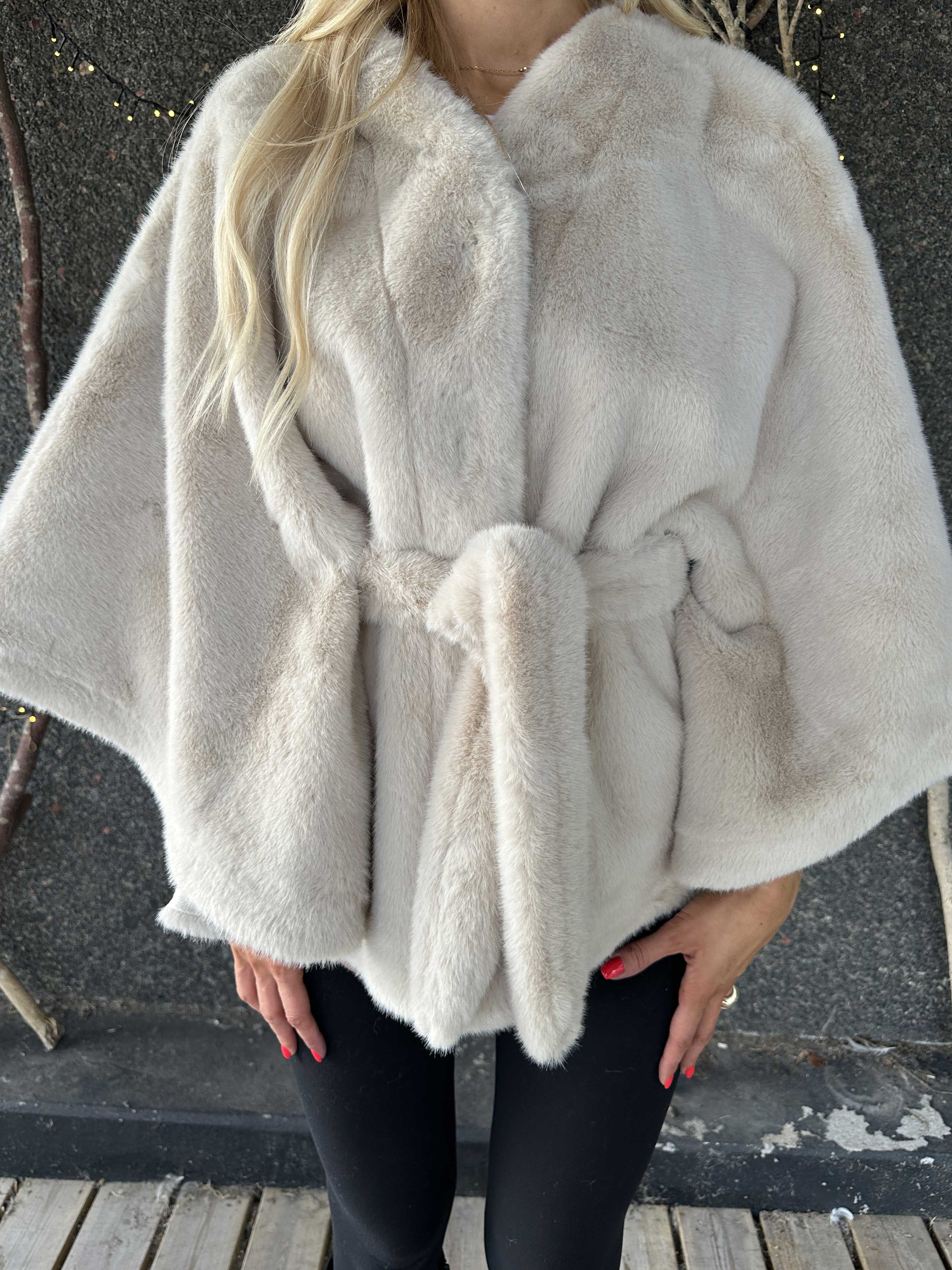 Barbara - Kort blød faux fur kappe / jakke