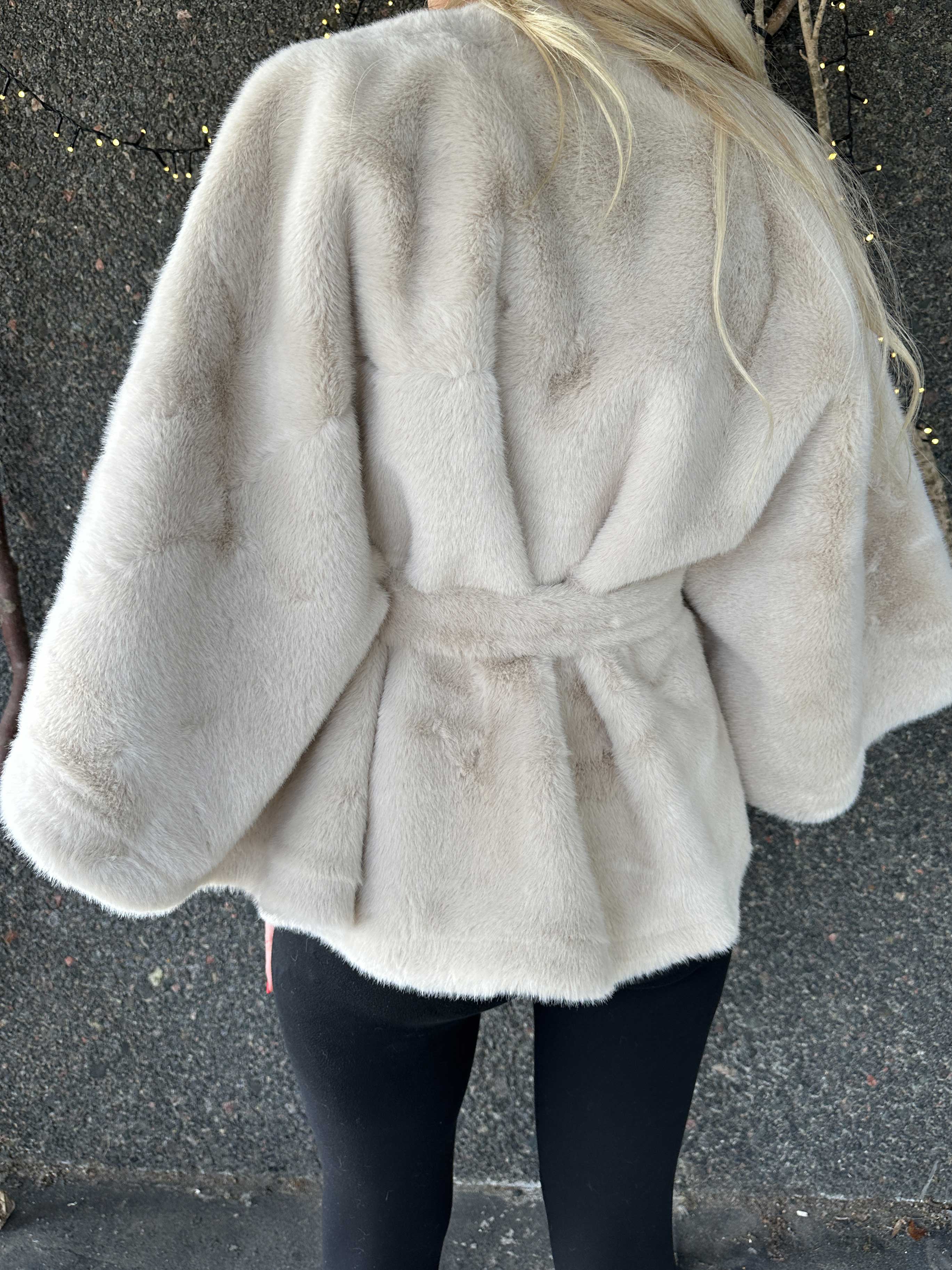 Barbara - Kort blød faux fur kappe / jakke