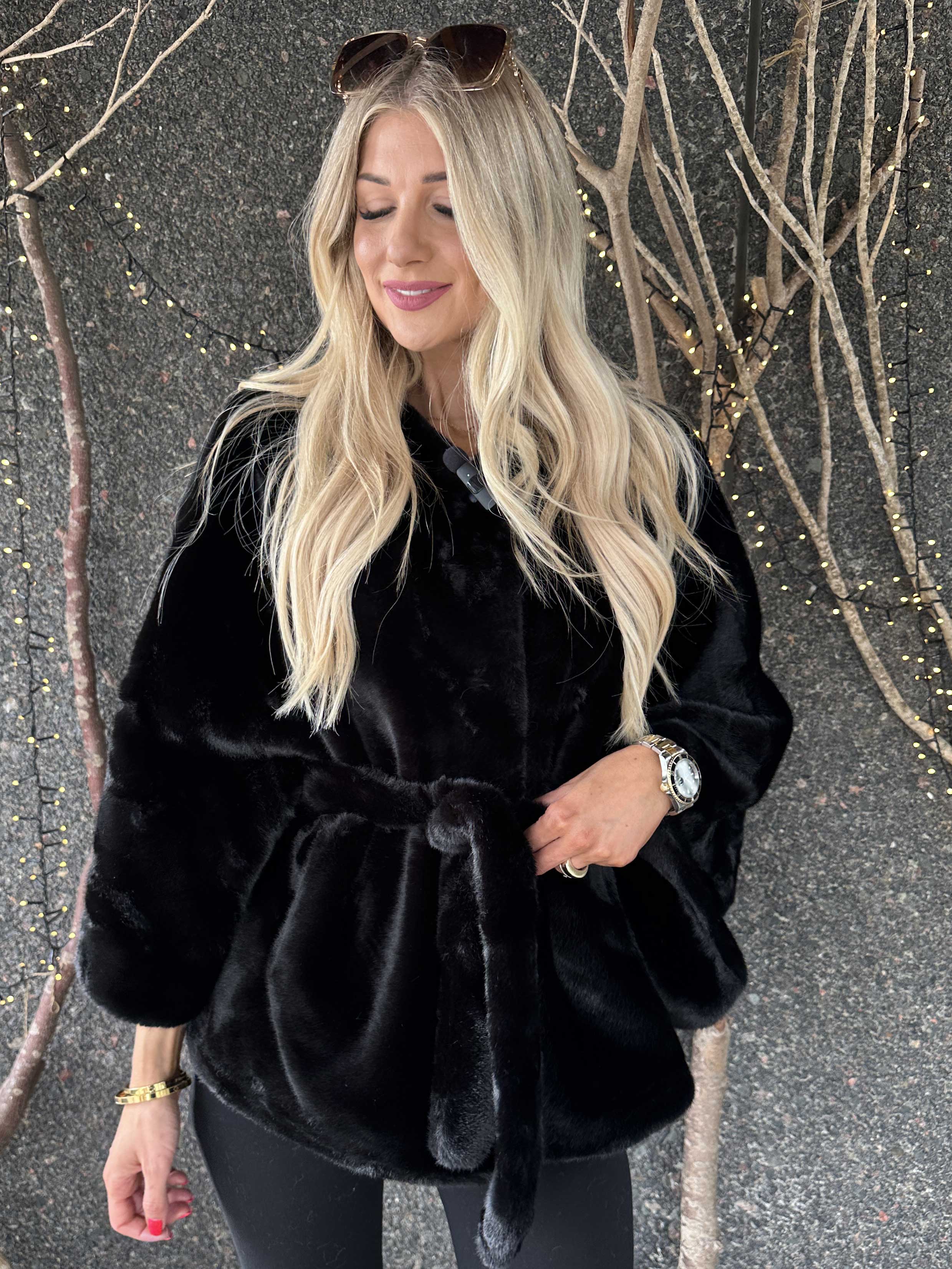 Barbara - Kort blød faux fur kappe / jakke