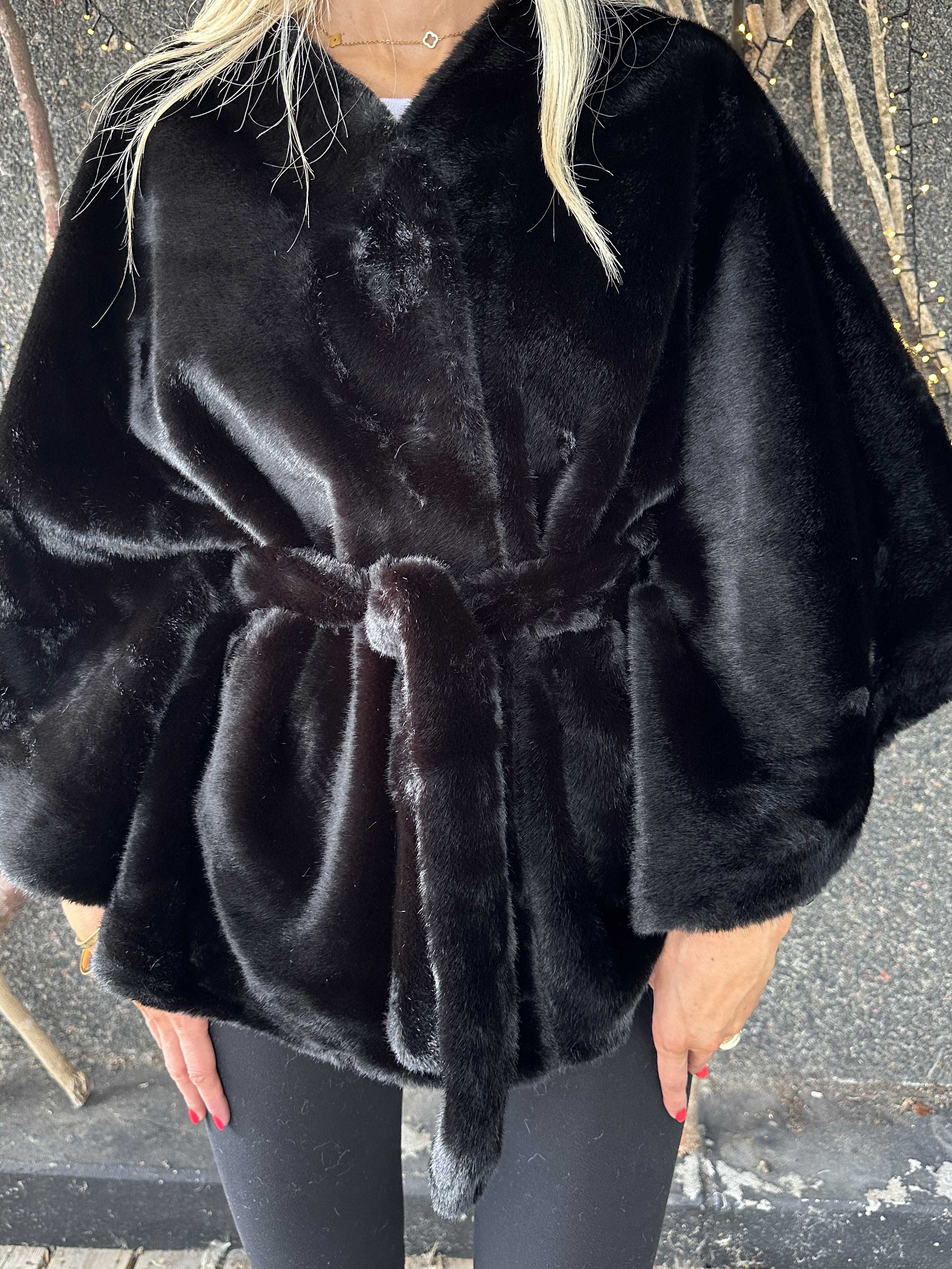 Barbara - Kort blød faux fur kappe / jakke