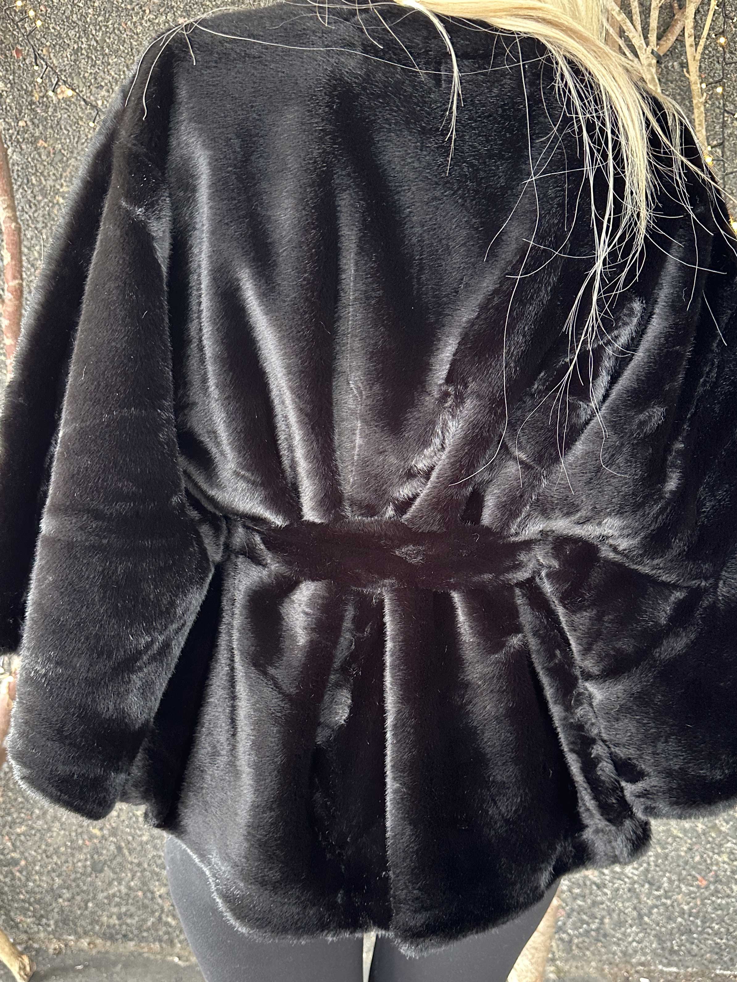 Barbara - Kort blød faux fur kappe / jakke