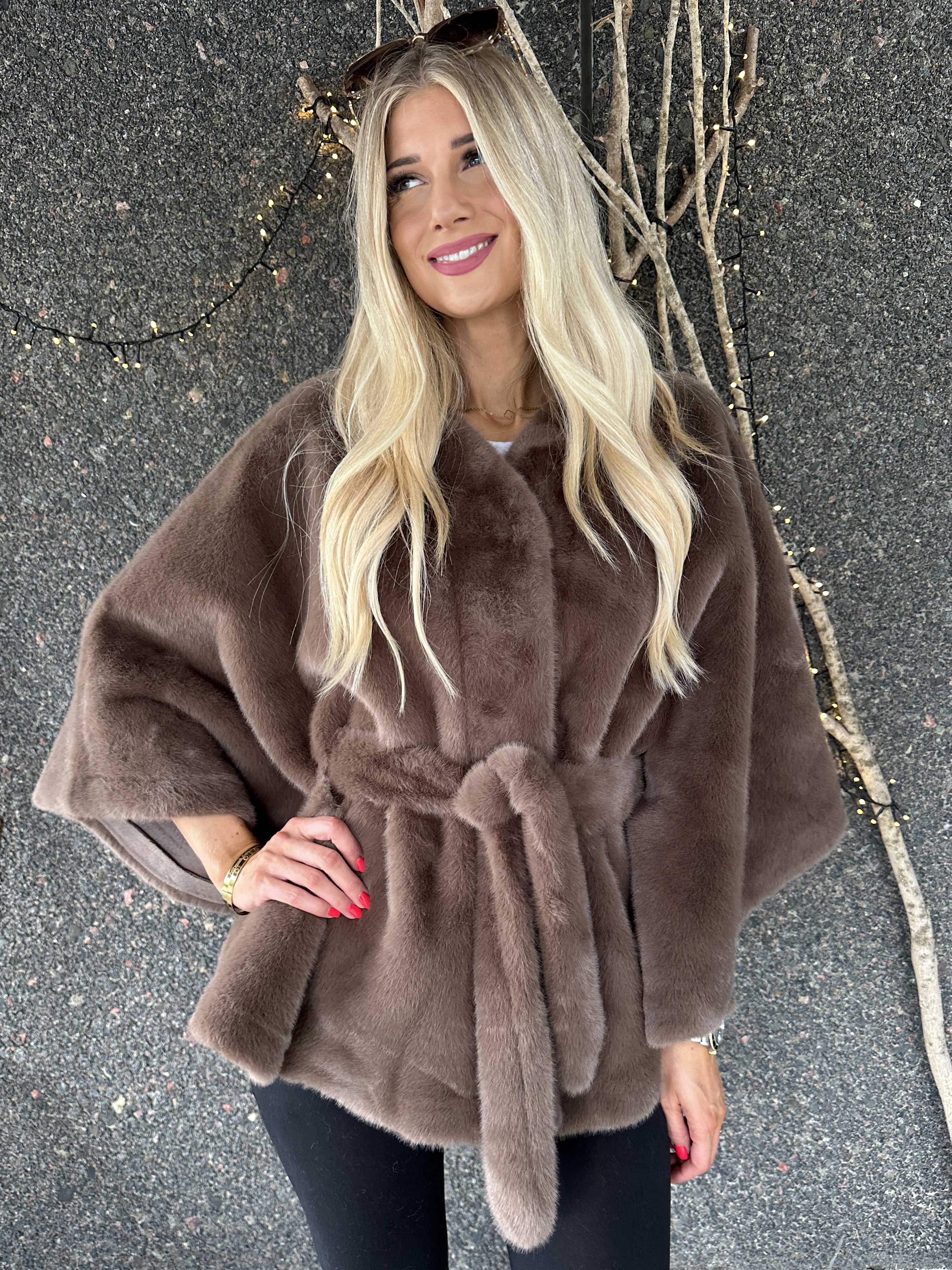 Barbara - Kort blød faux fur kappe / jakke
