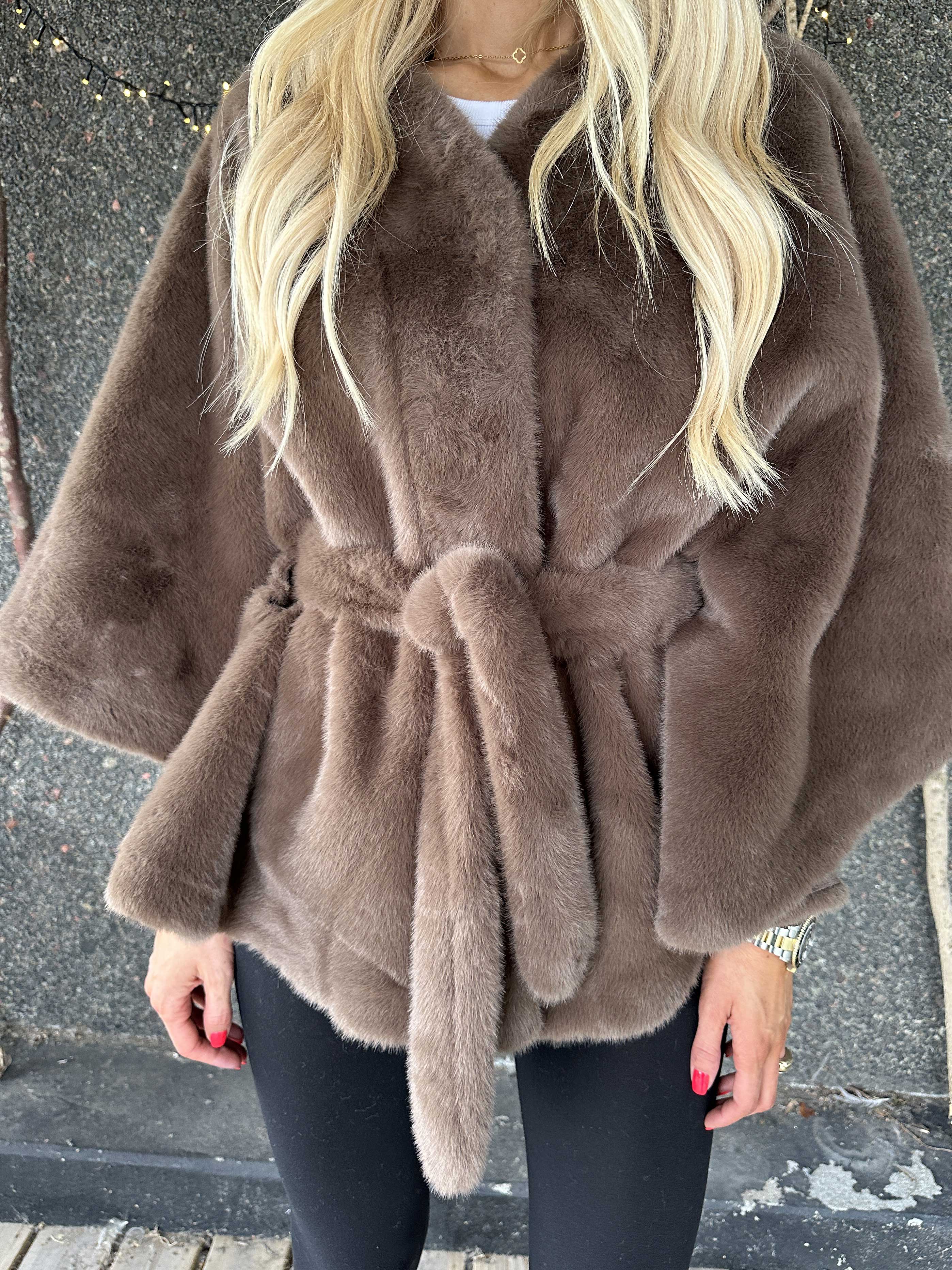 Barbara - Kort blød faux fur kappe / jakke