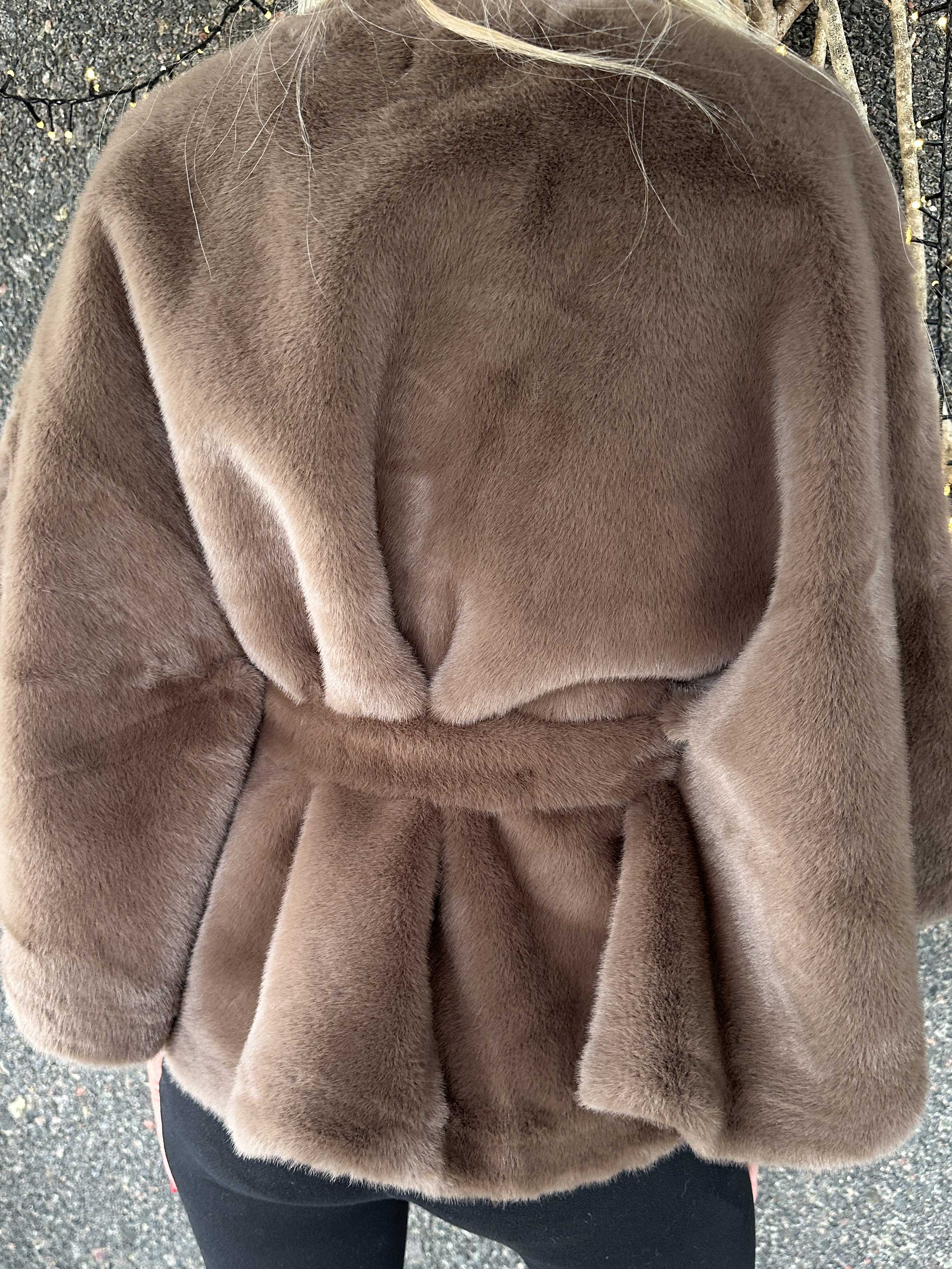 Barbara - Kort blød faux fur kappe / jakke