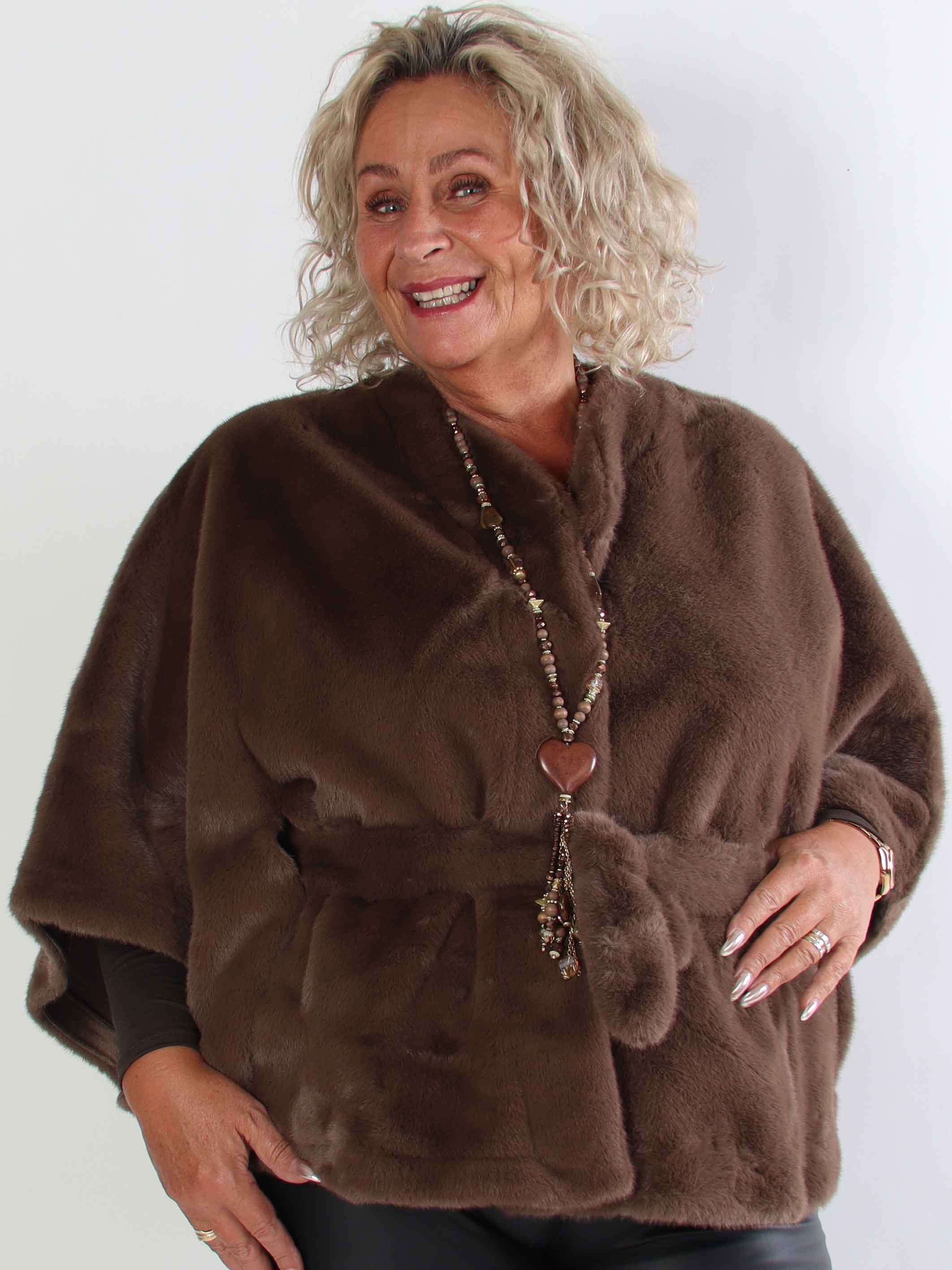 Barbara - Kort blød plus size faux fur kappe / jakke