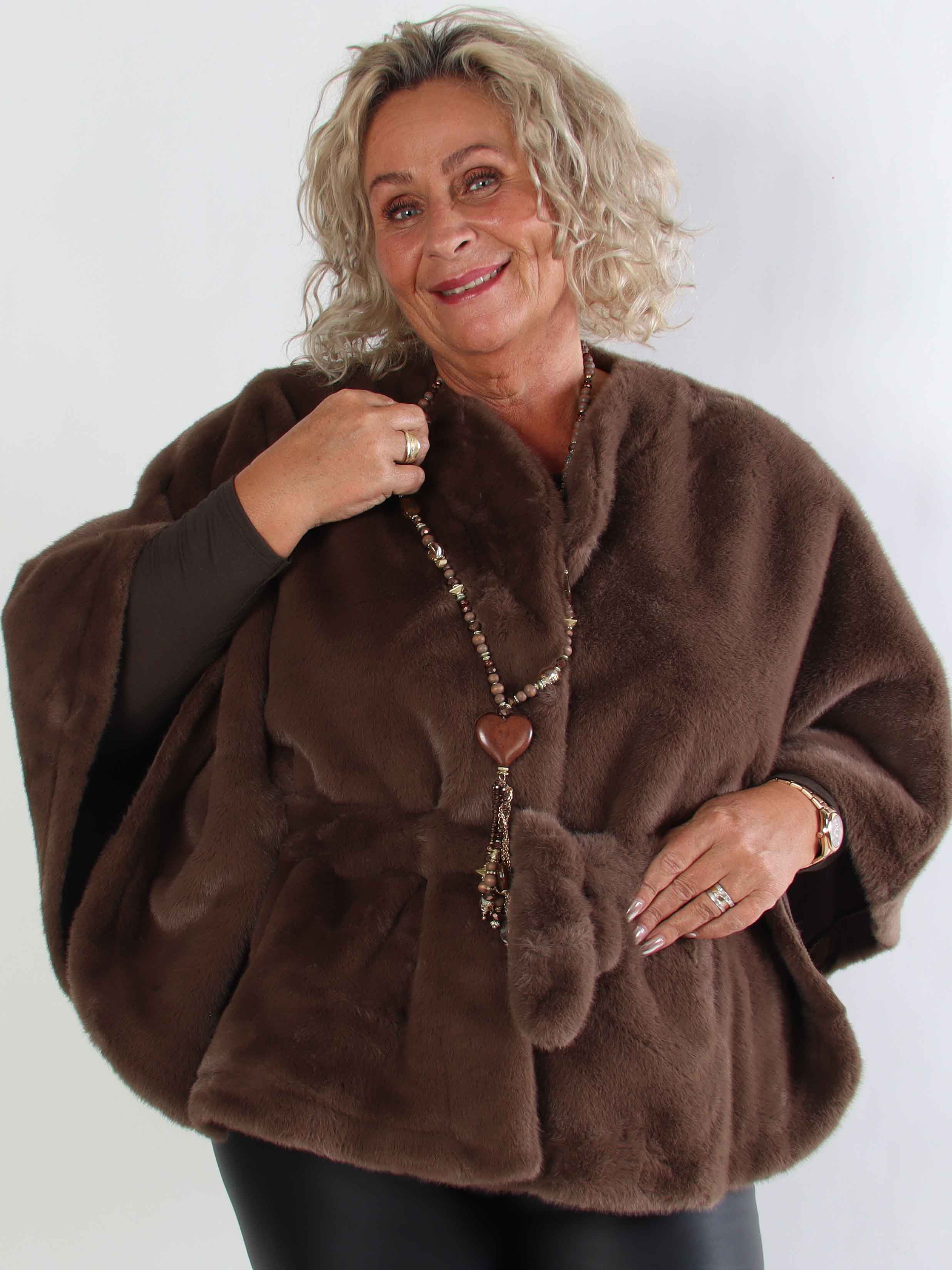 Barbara - Kort blød plus size faux fur kappe / jakke