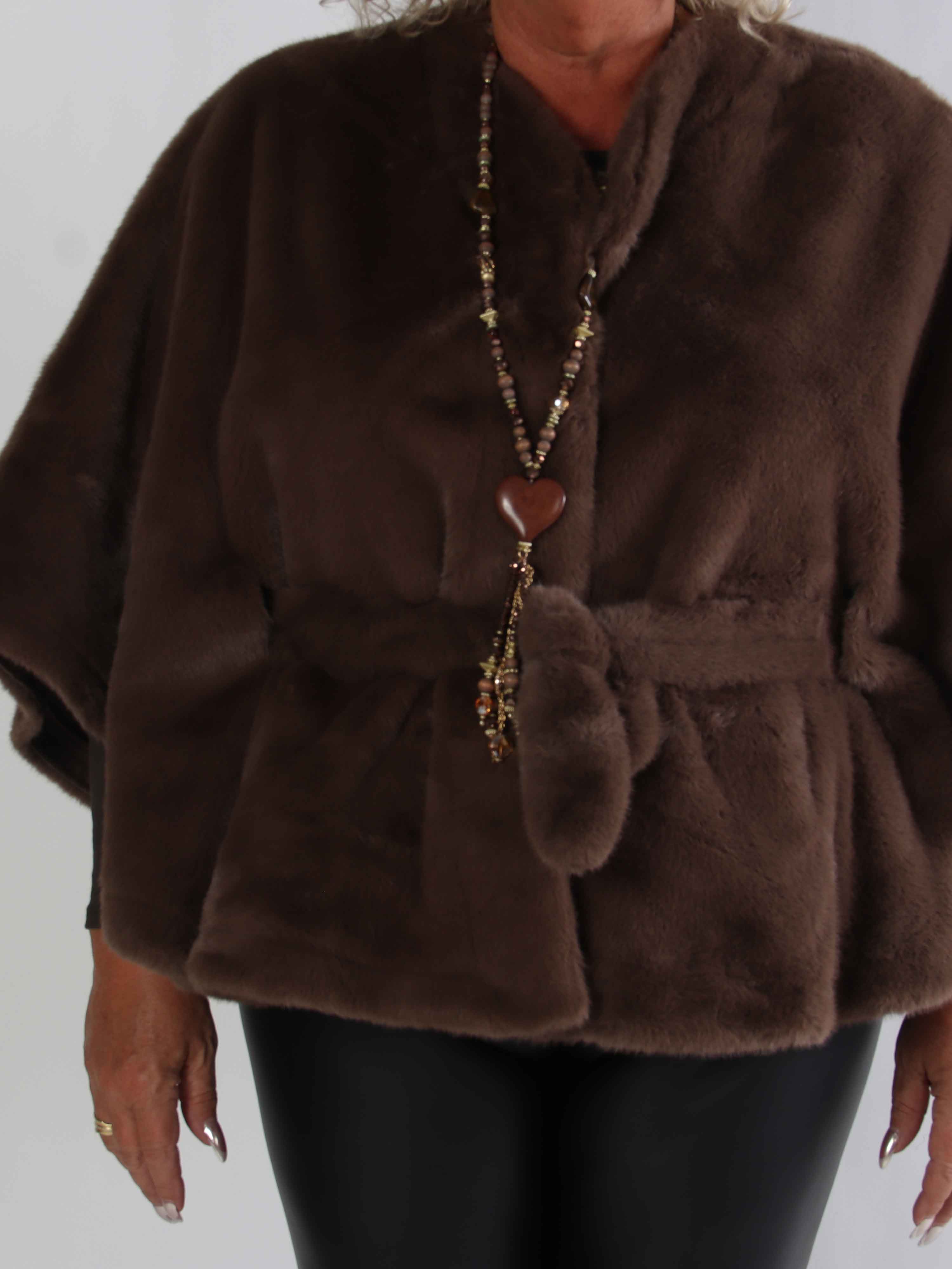 Barbara - Kort blød plus size faux fur kappe / jakke