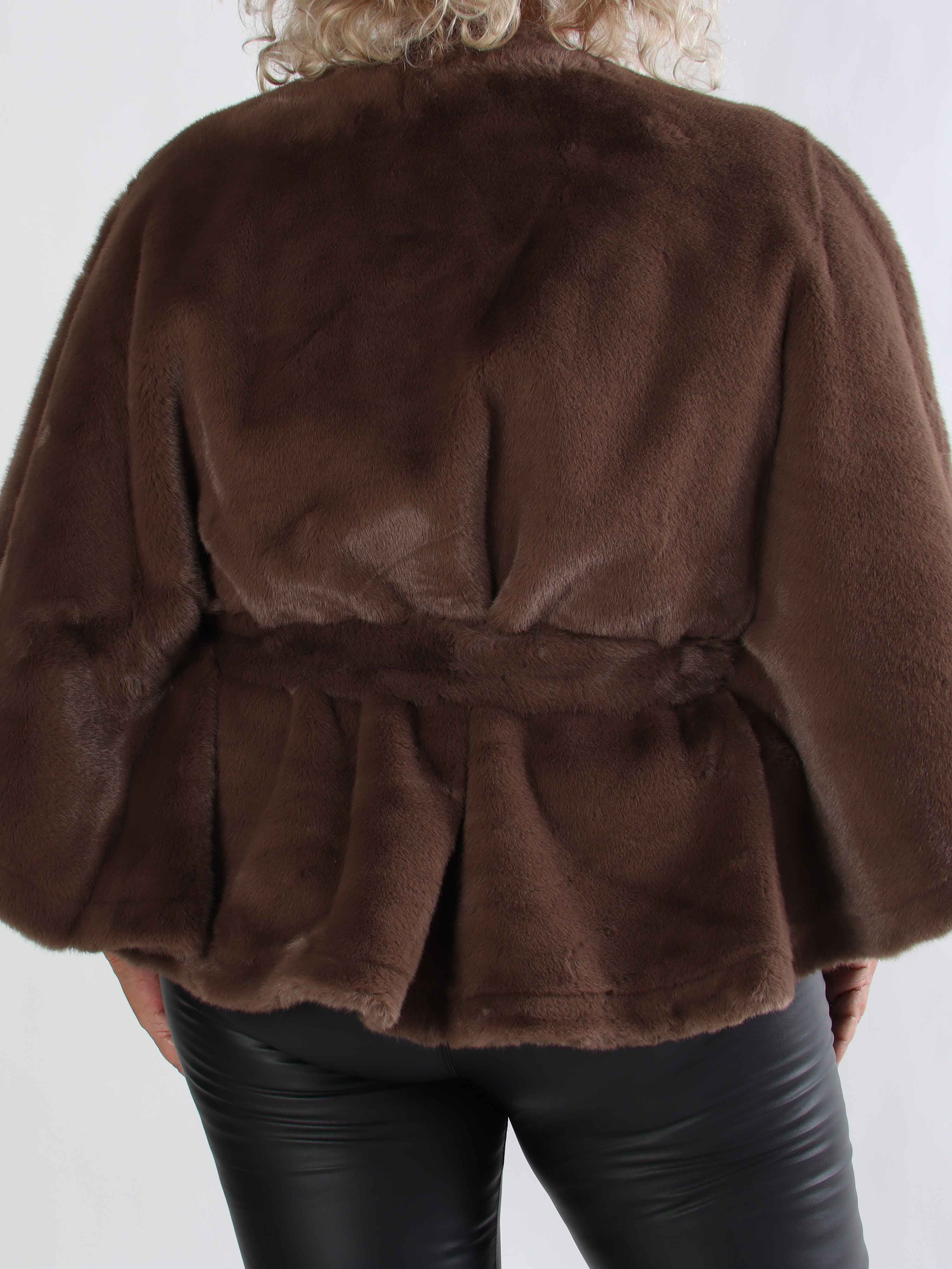 Barbara - Kort blød plus size faux fur kappe / jakke