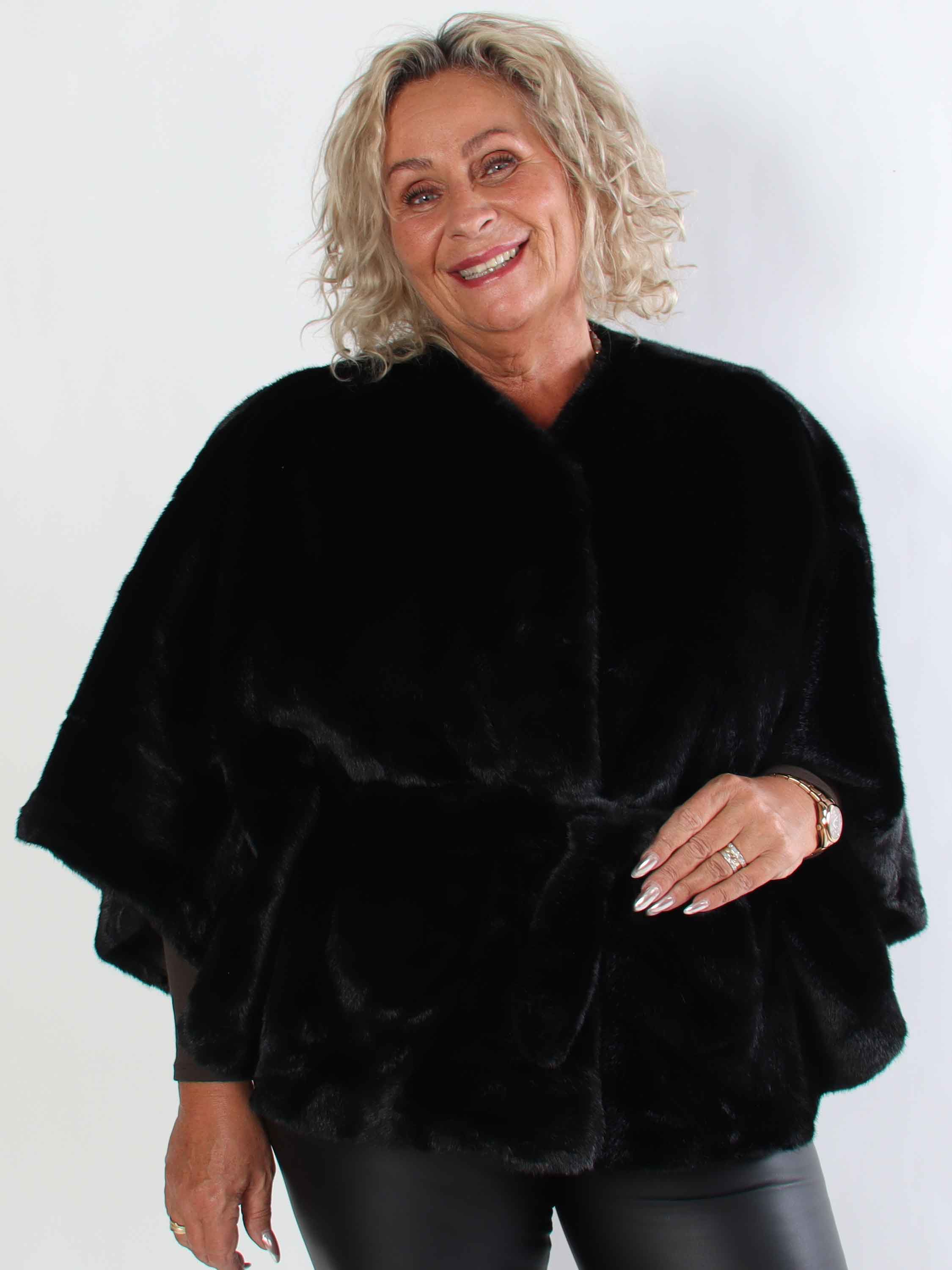 Barbara - Kort blød plus size faux fur kappe / jakke