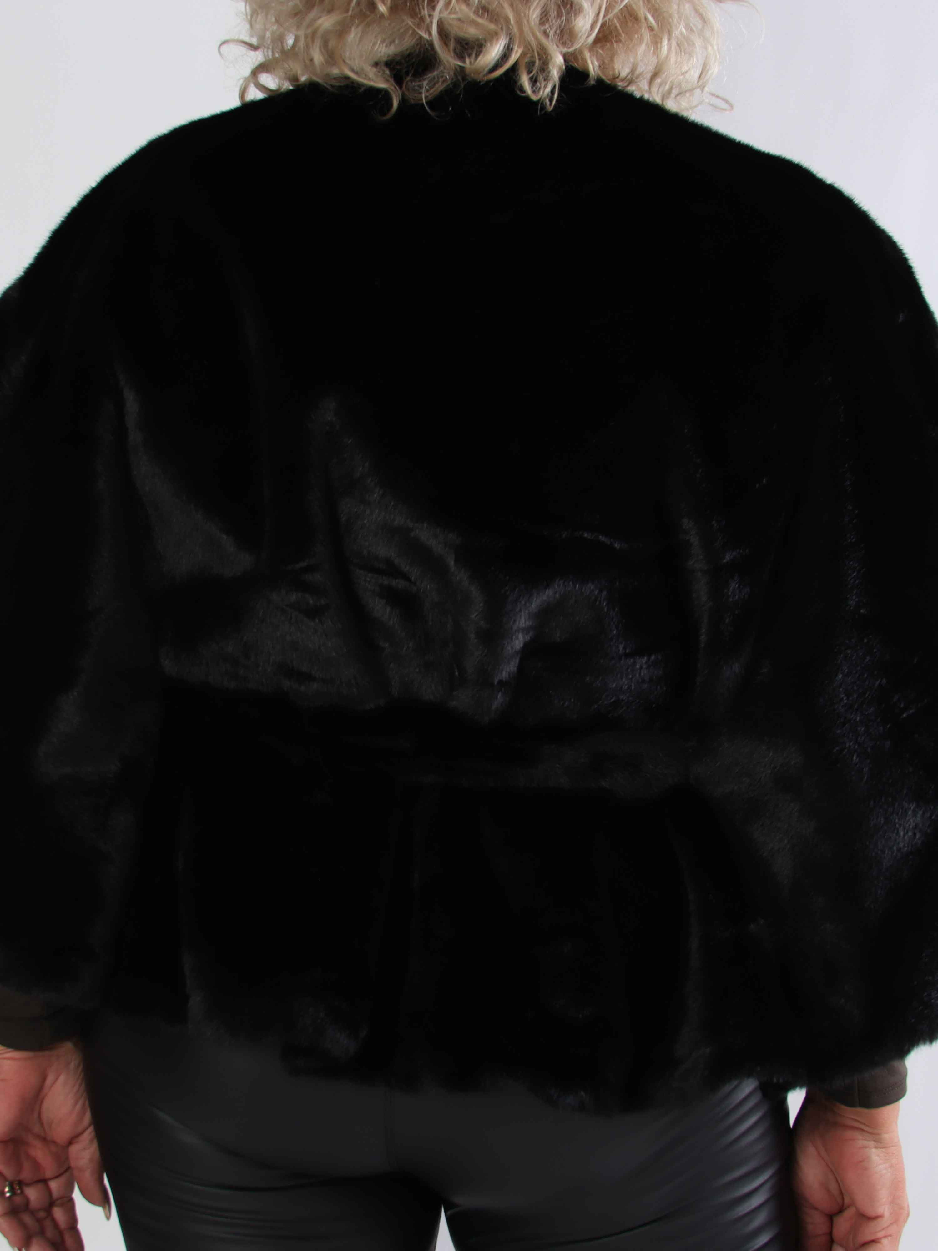 Barbara - Kort blød plus size faux fur kappe / jakke