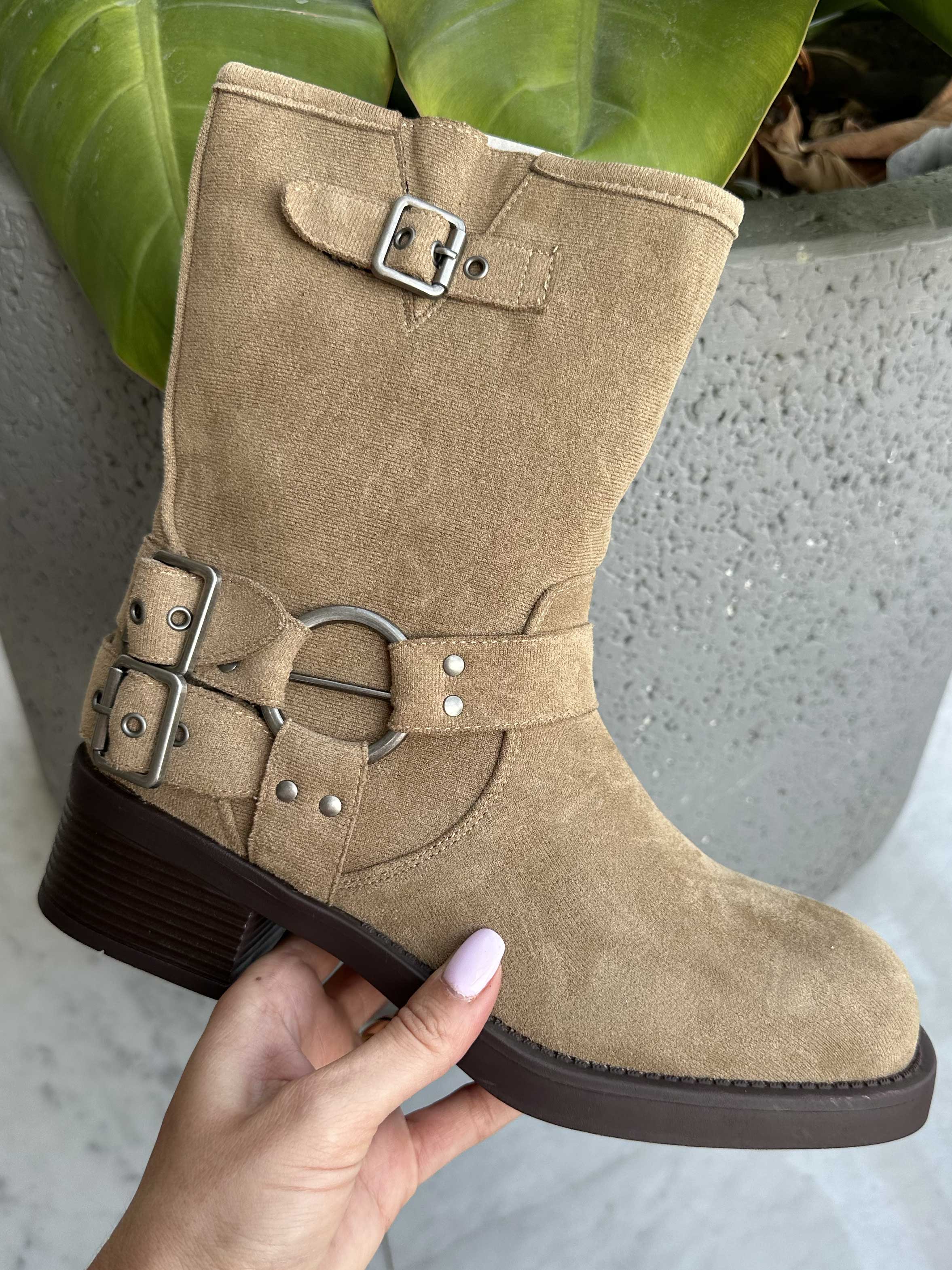 Barcelona - Støvler i ruskindslook med spænder