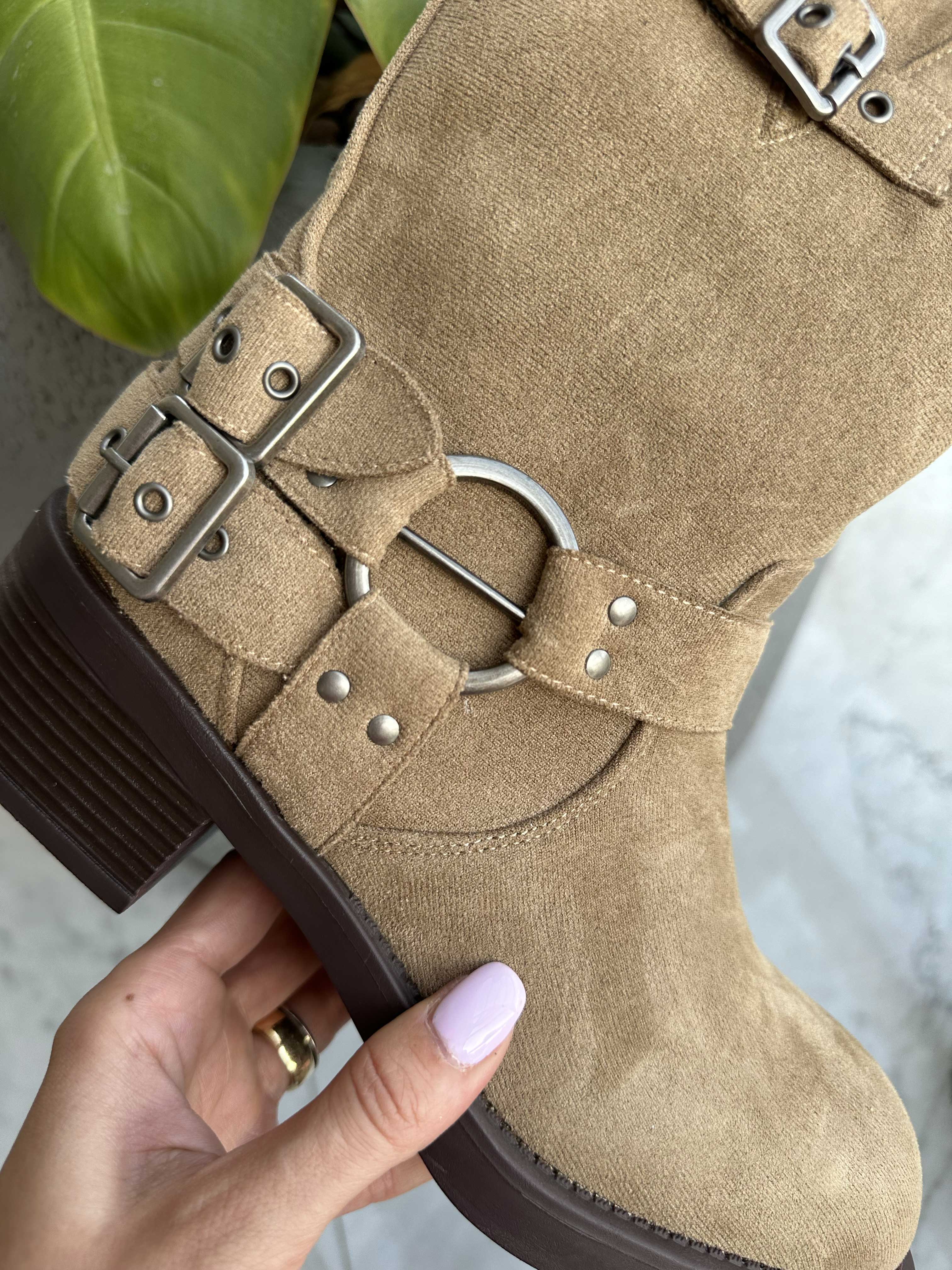 Barcelona - Støvler i ruskindslook med spænder