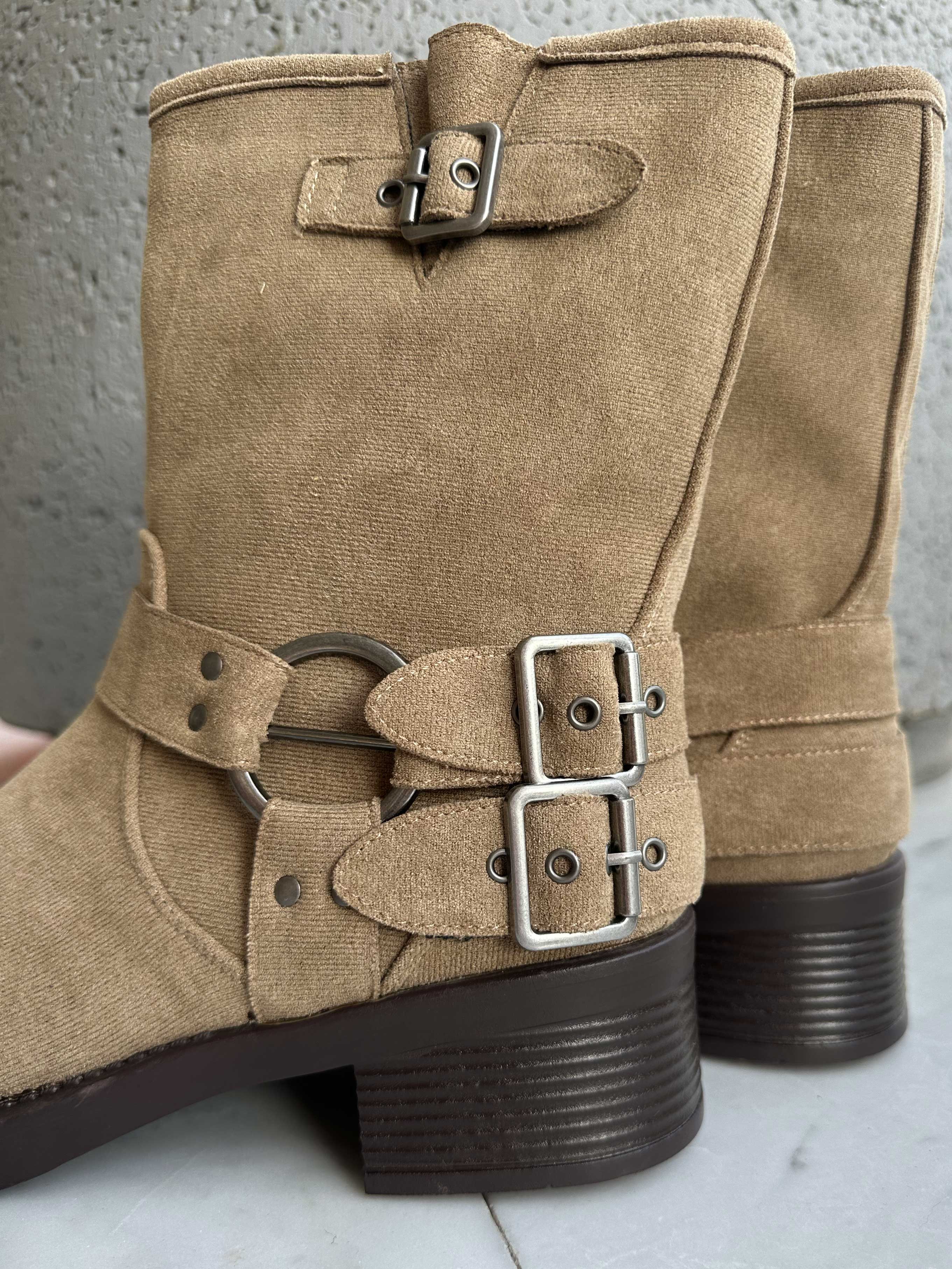 Barcelona - Støvler i ruskindslook med spænder