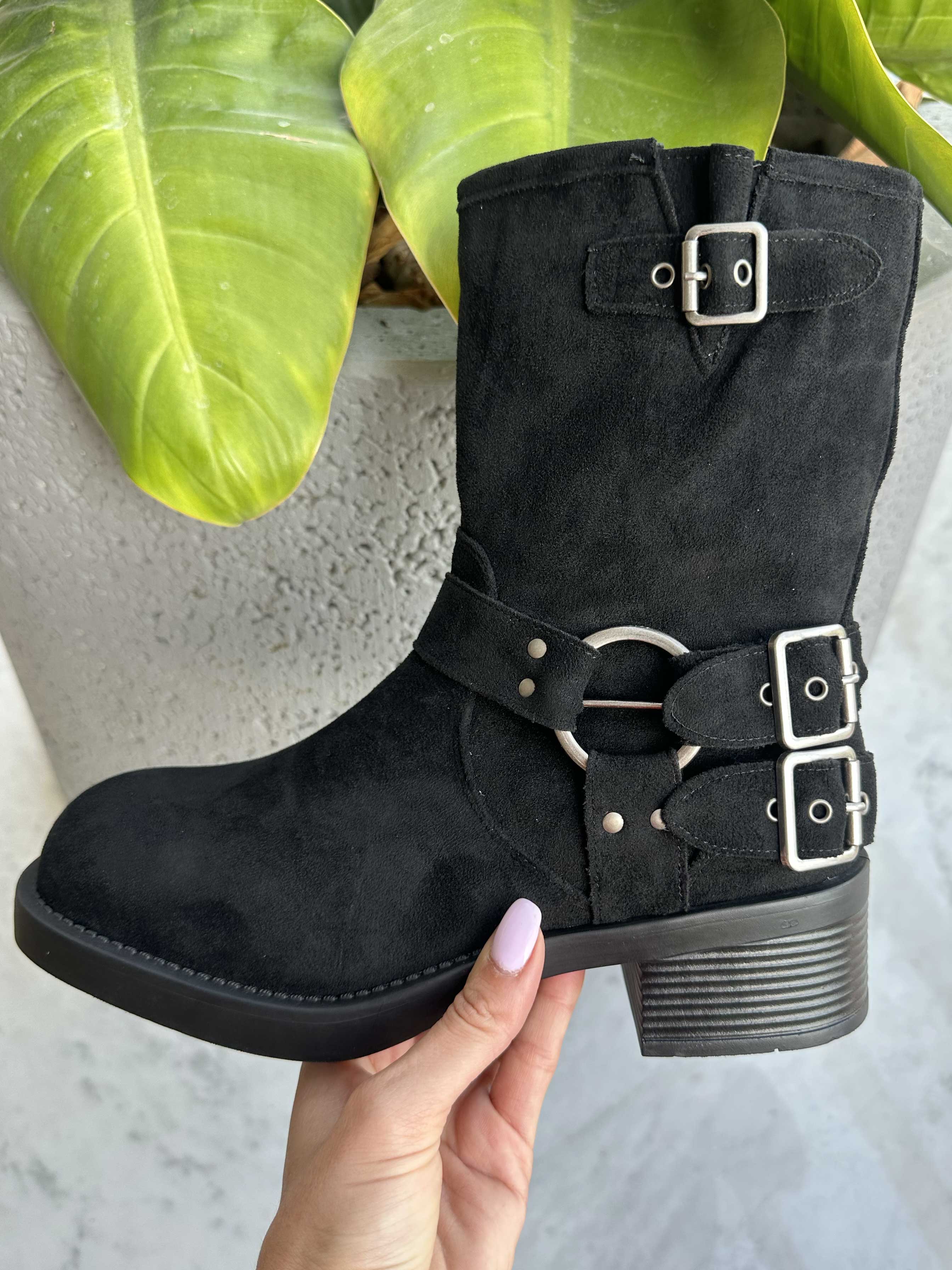 Barcelona - Støvler i ruskindslook med spænder