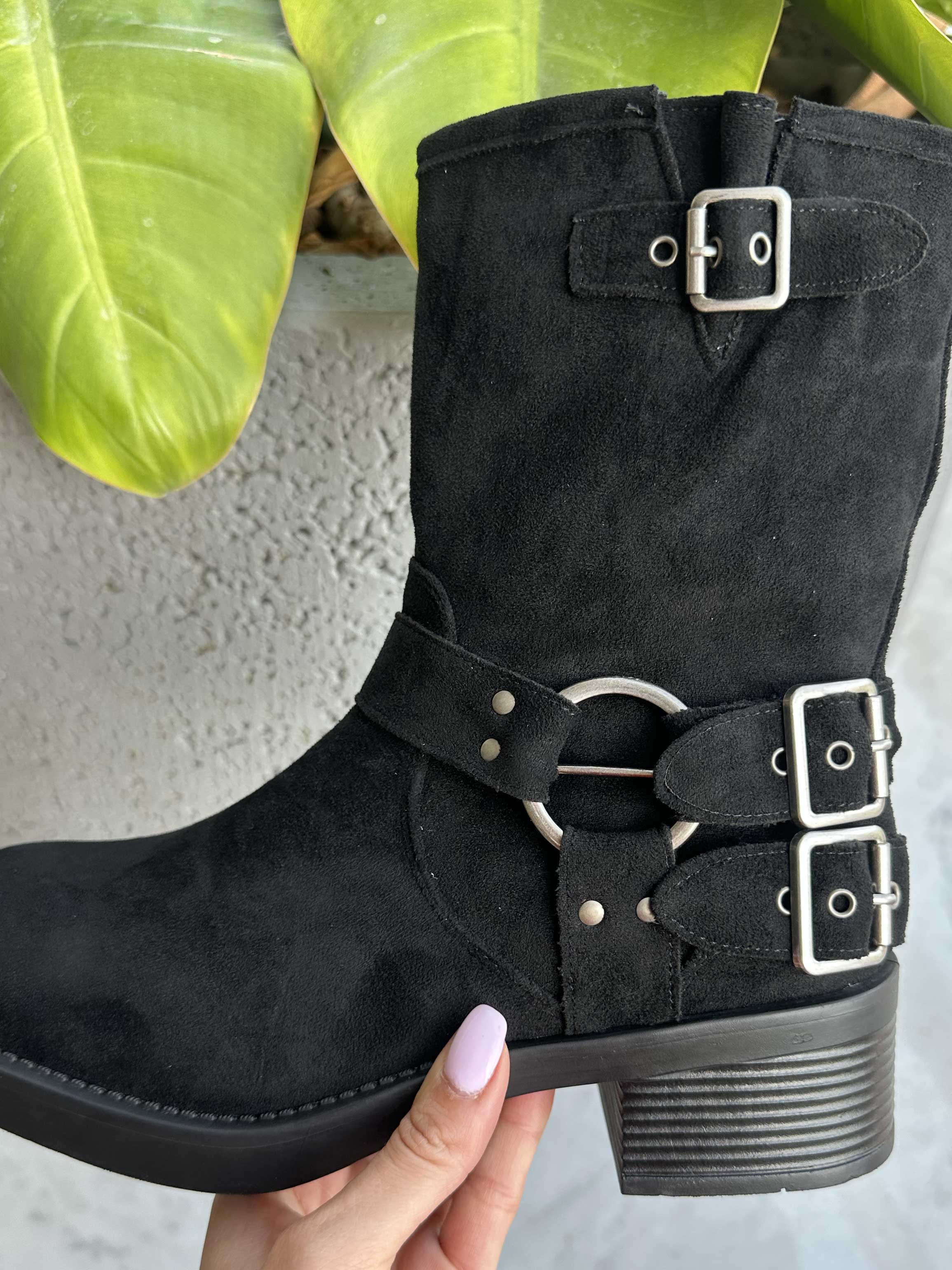 Barcelona - Støvler i ruskindslook med spænder