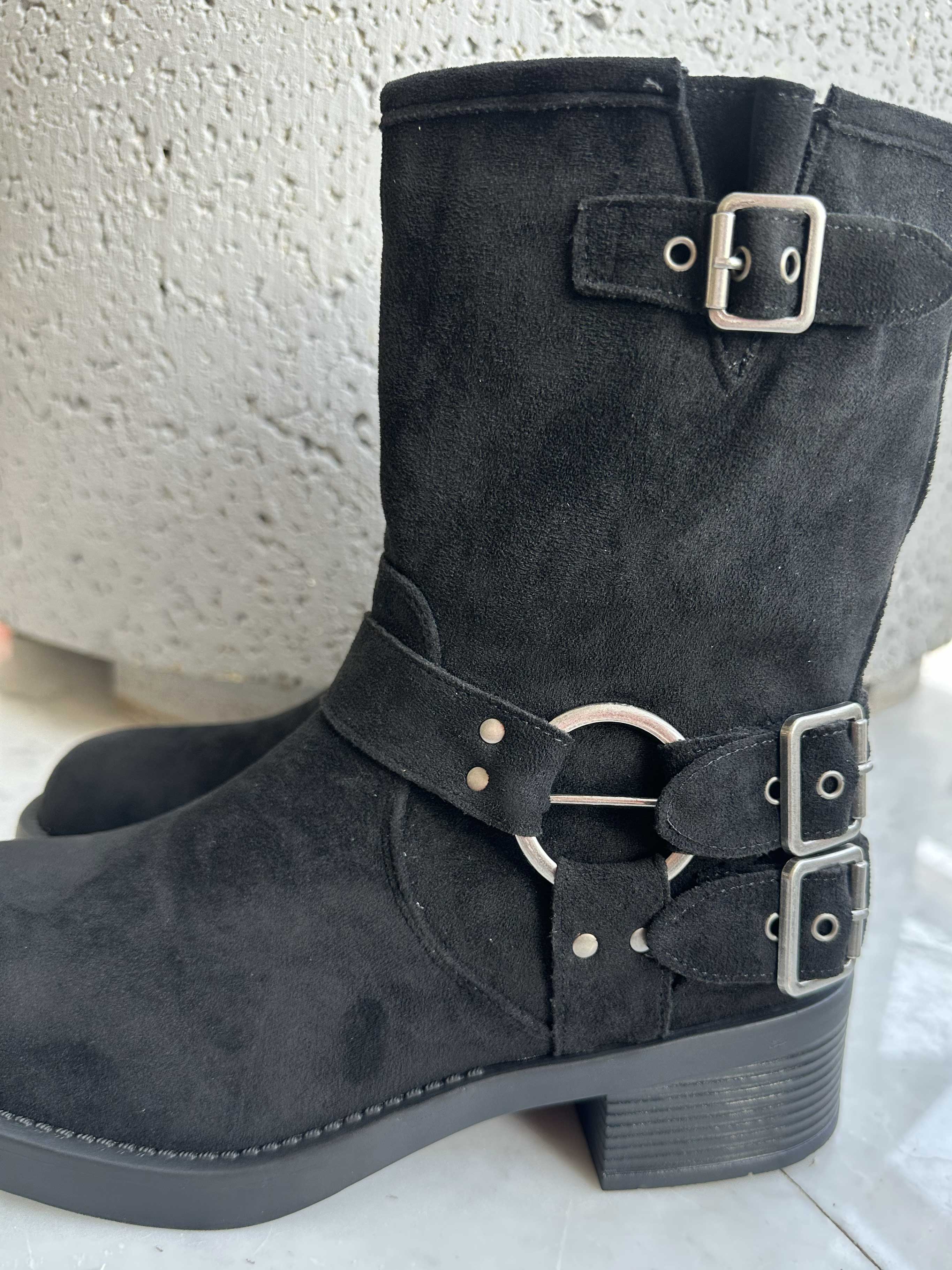 Barcelona - Støvler i ruskindslook med spænder