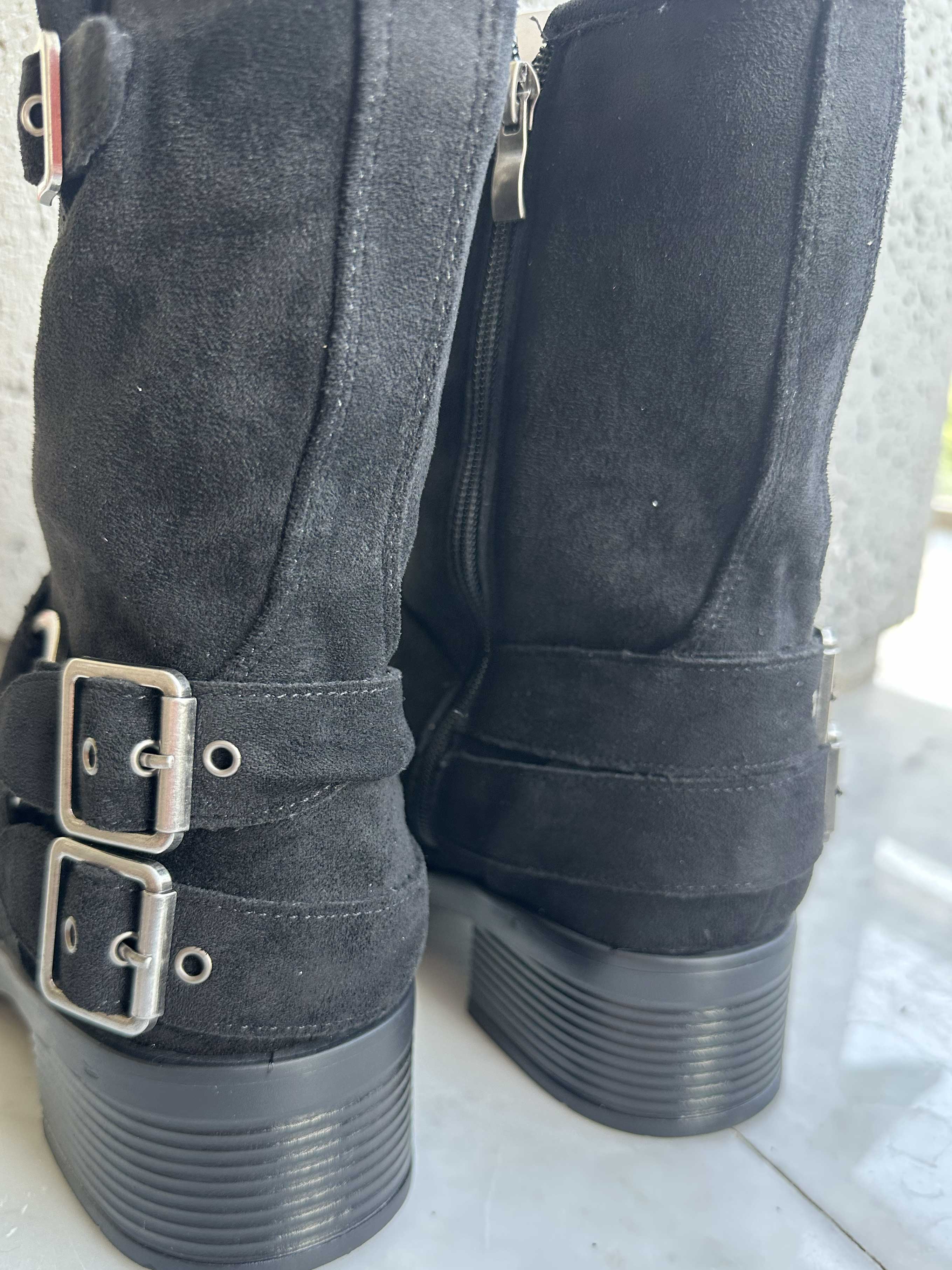 Barcelona - Støvler i ruskindslook med spænder