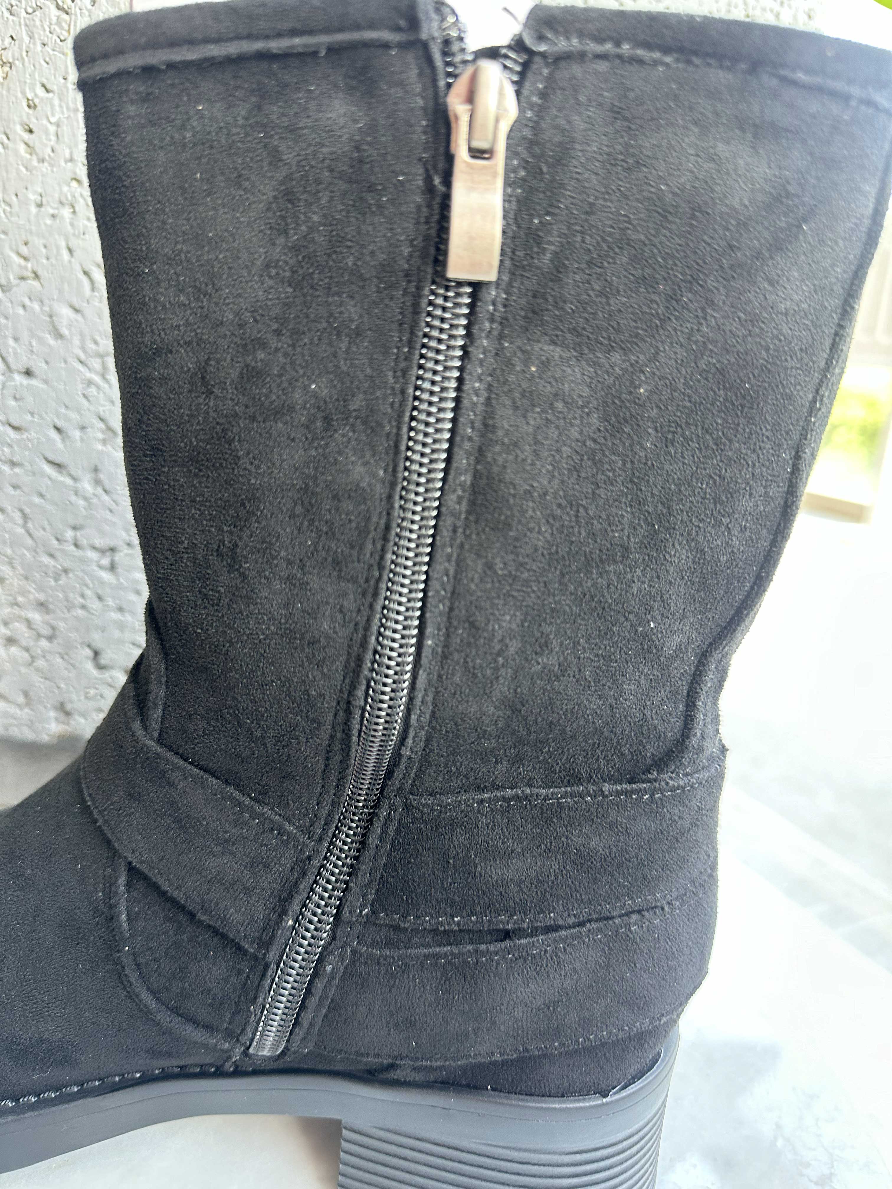 Barcelona - Støvler i ruskindslook med spænder