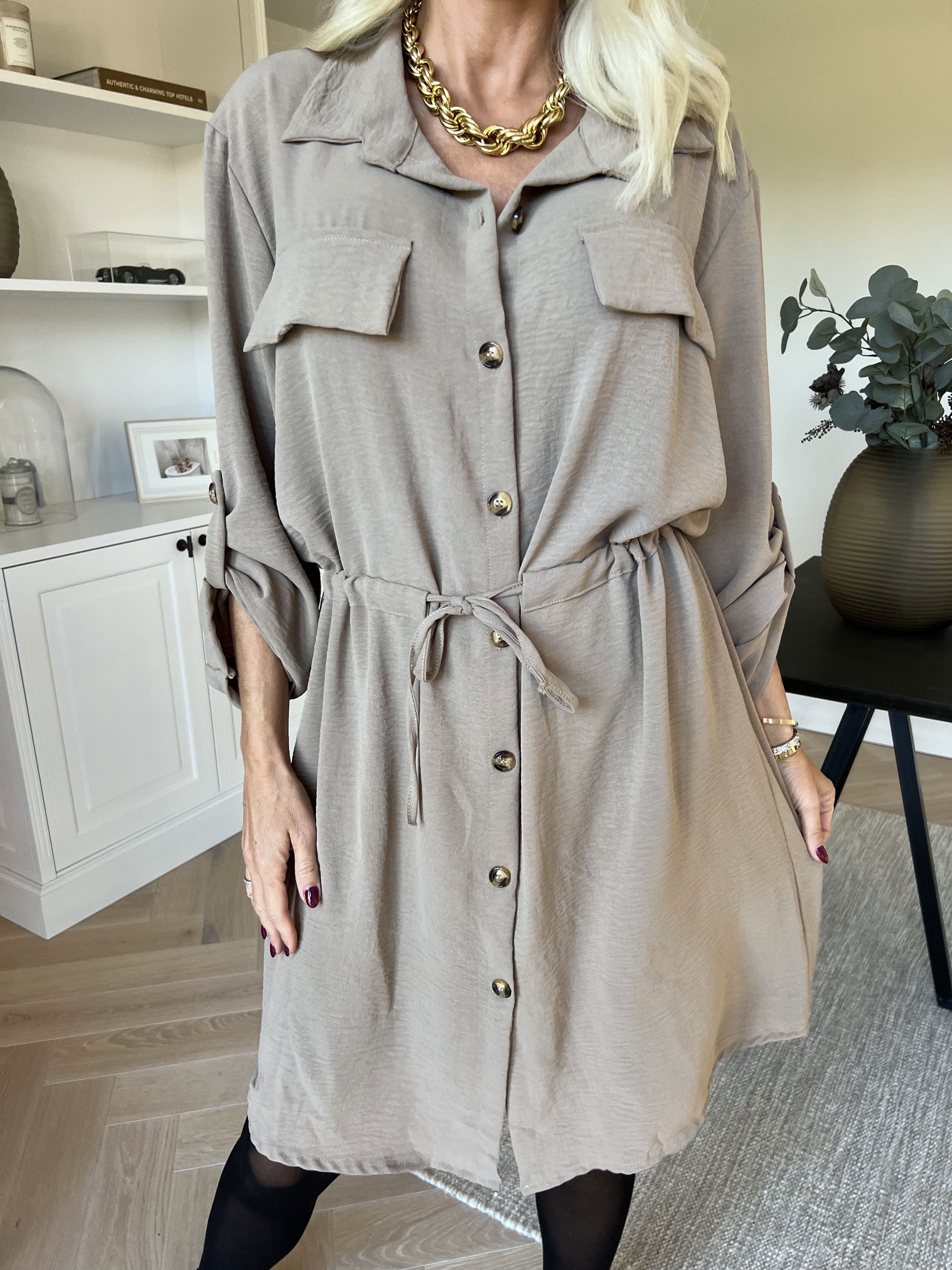 Baretta - Sød skjortekjole med bindebånd i taljen