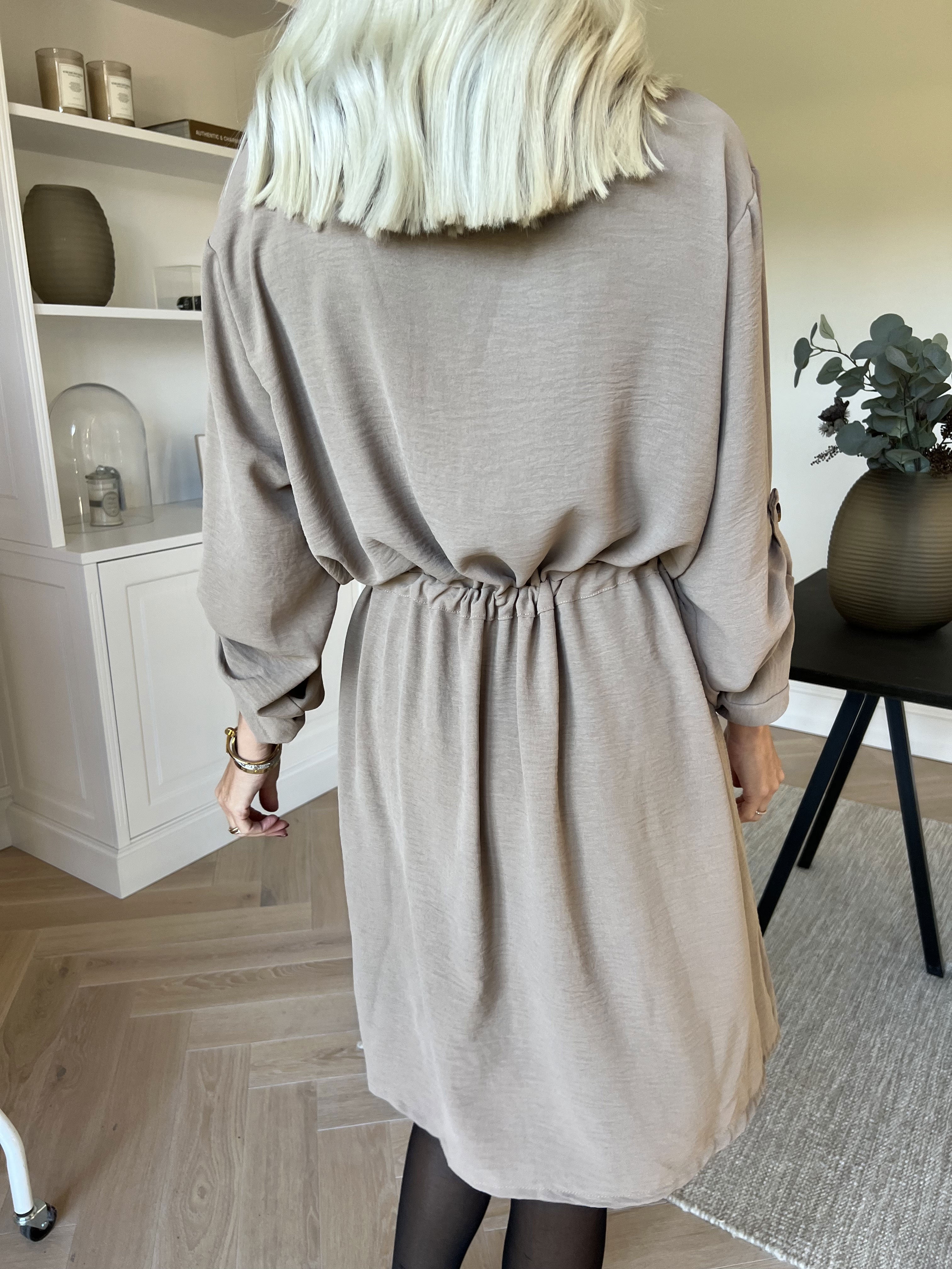 Baretta - Sød skjortekjole med bindebånd i taljen