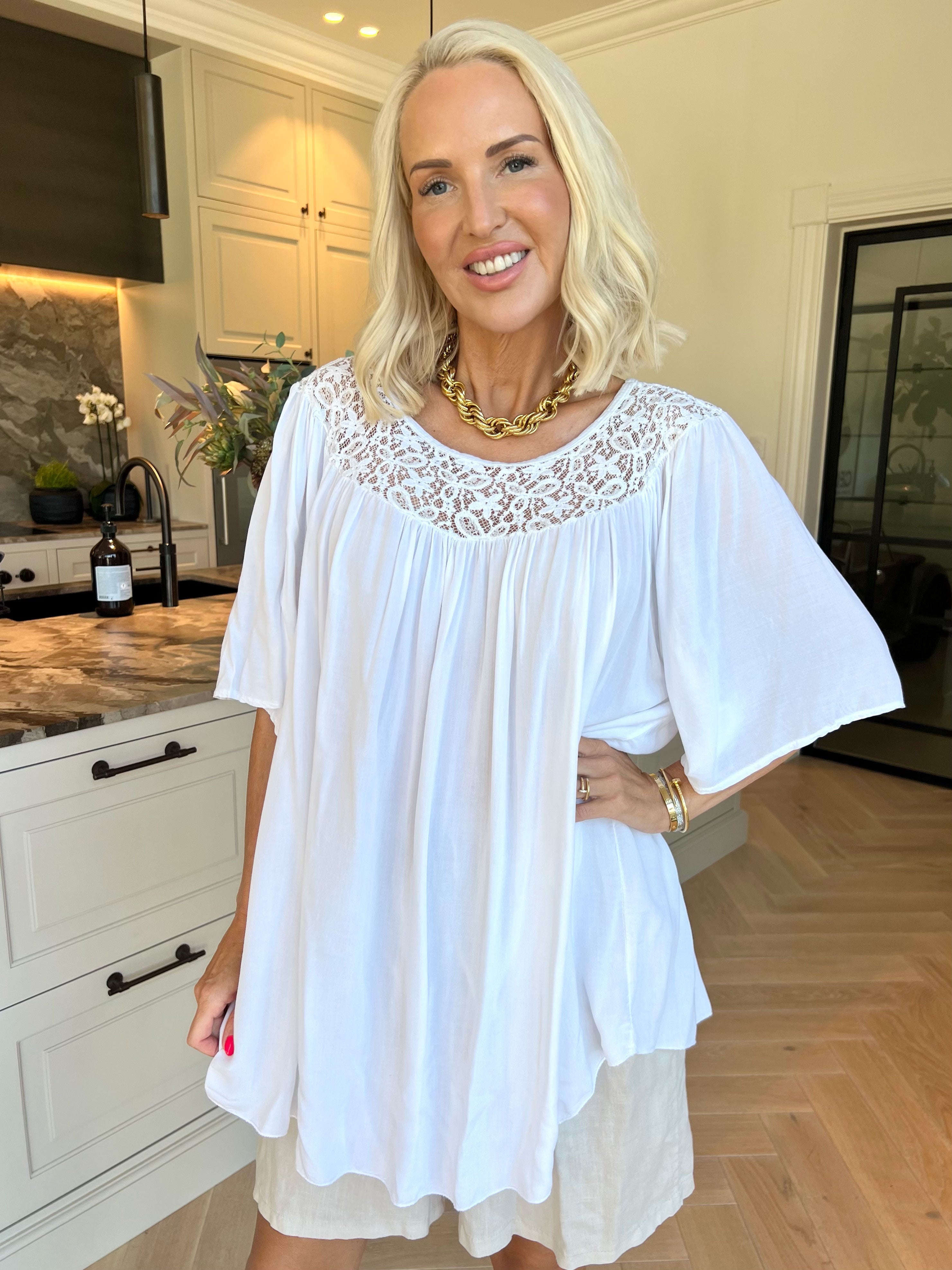 Batilda - Feminin tunika i viskose med blondedetaljer