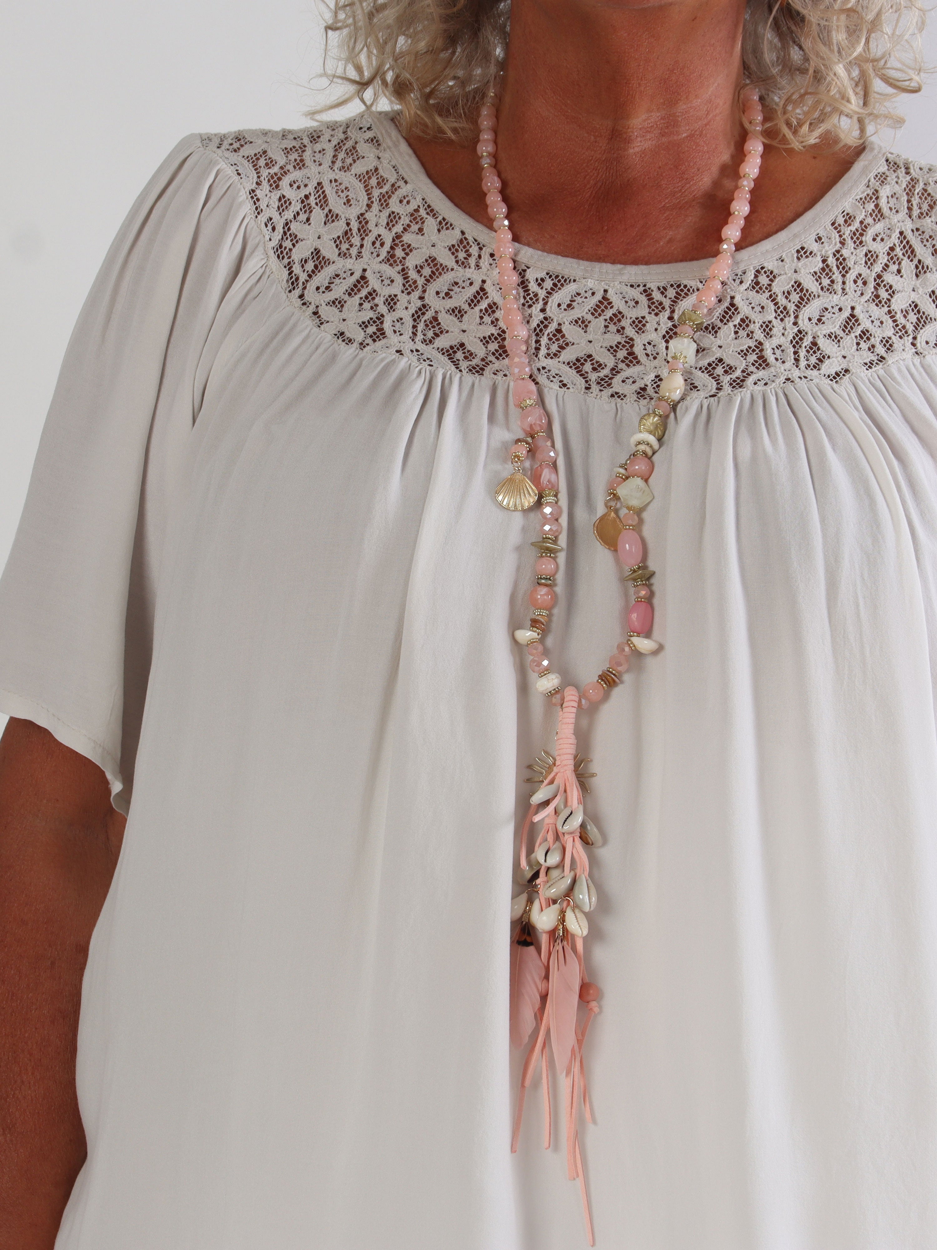 Batilda - Feminin plus size tunika i viskose med blondedetaljer