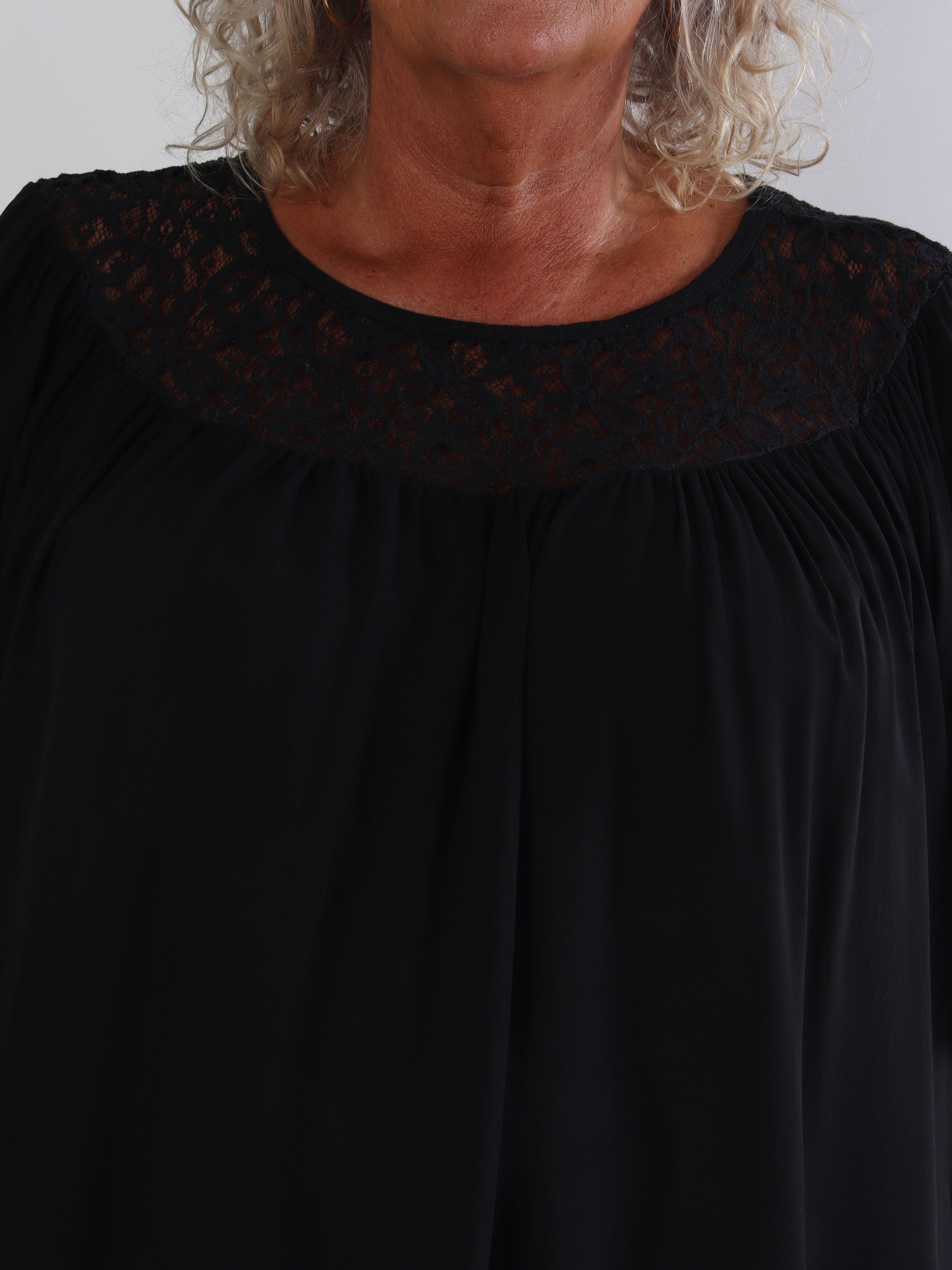 Batilda - Feminin plus size tunika i viskose med blondedetaljer