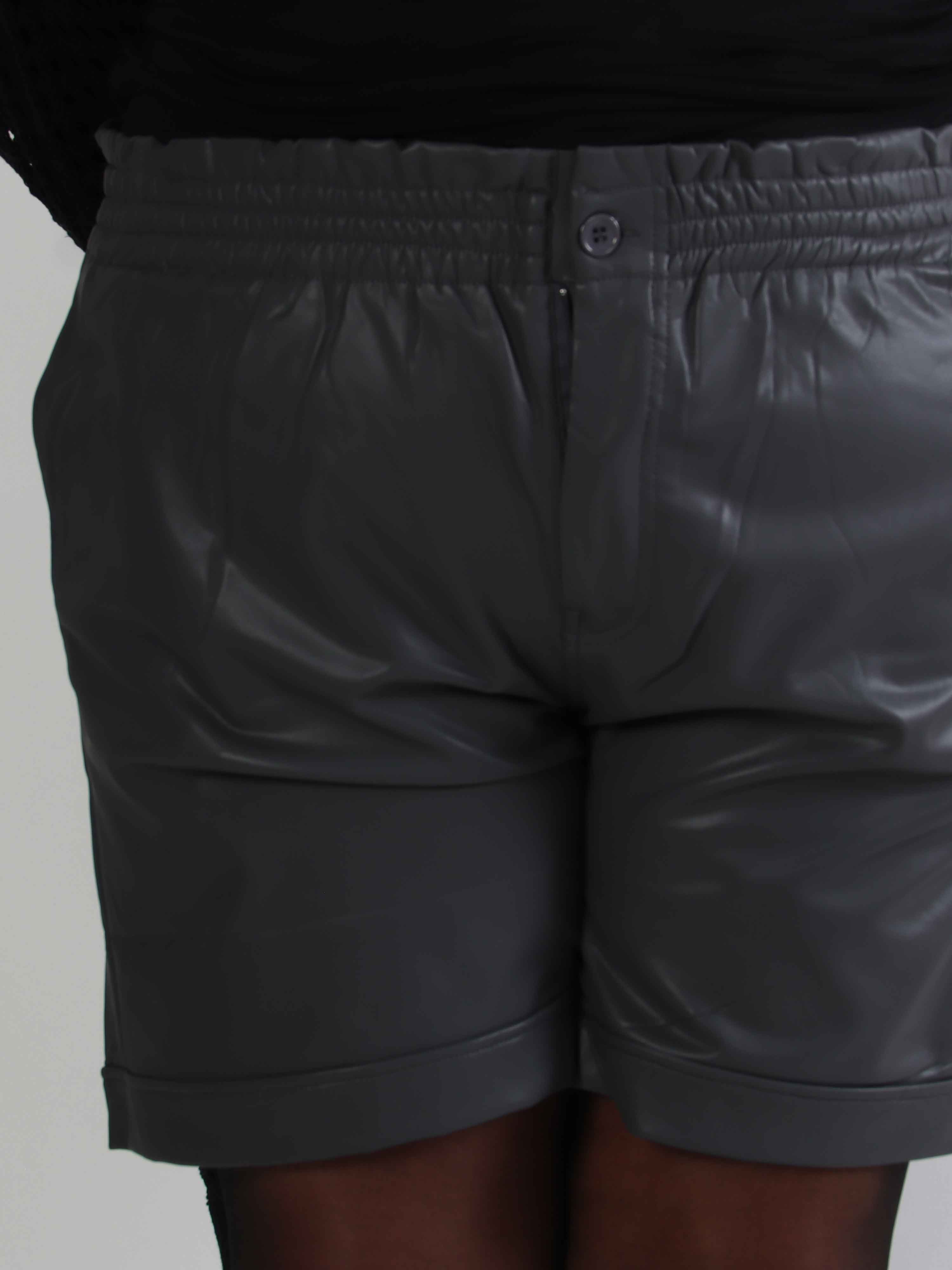 Beate - Læderlook shorts med høj talje