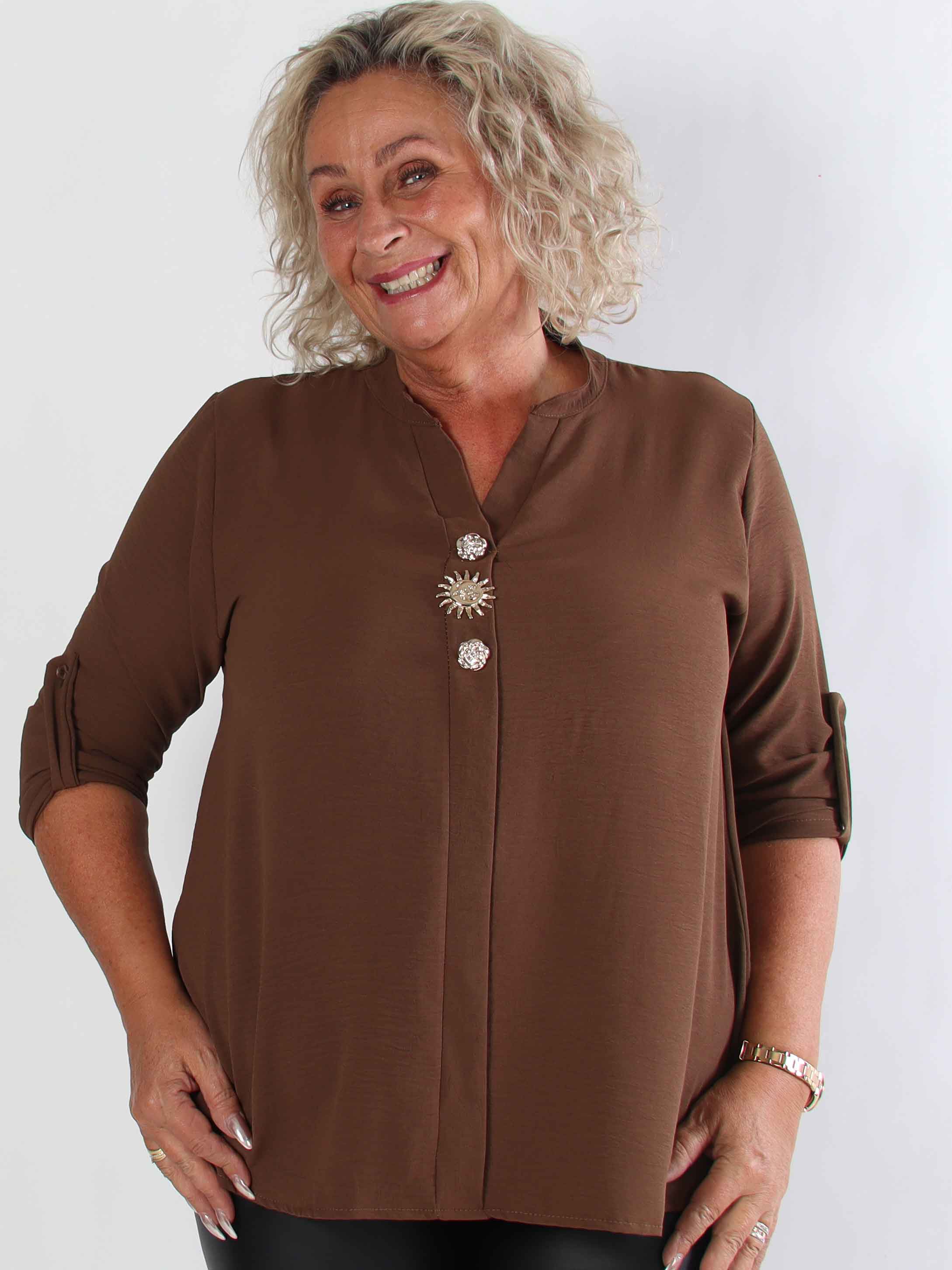 Bekka - Plus size skjorte i viskose med guld knapper og broche