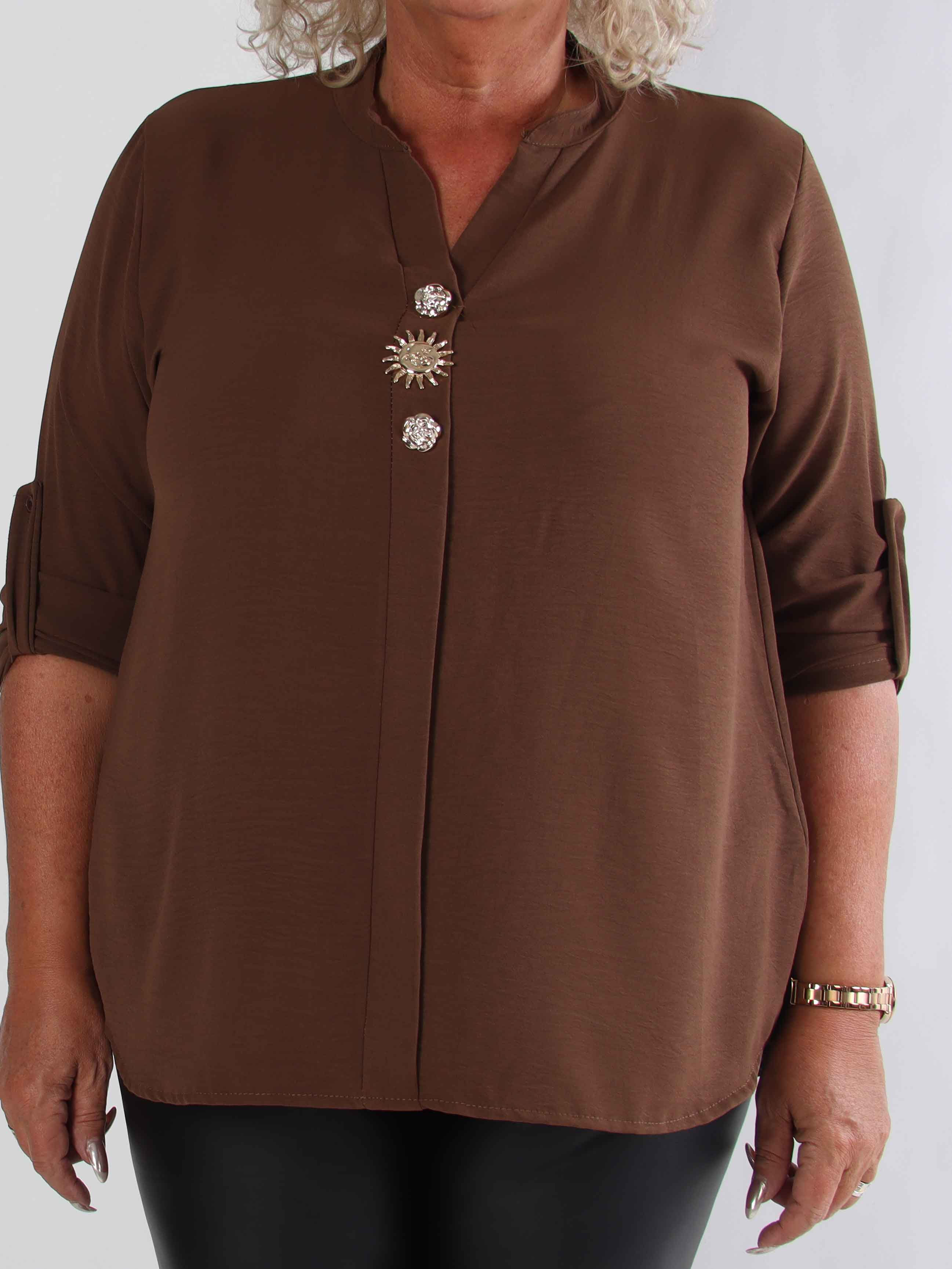 Bekka - Plus size skjorte i viskose med guld knapper og broche