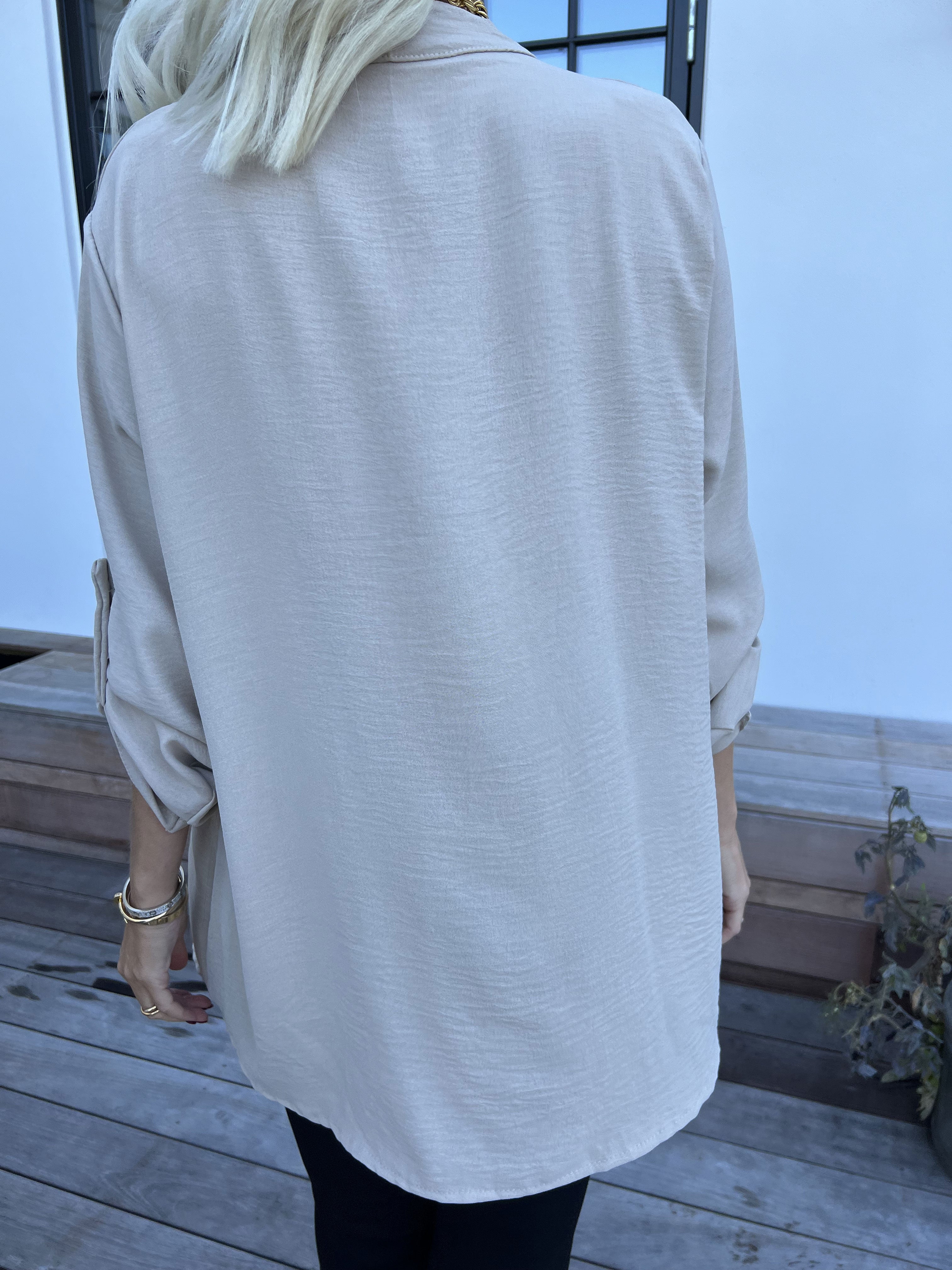 Bekka - Skjorte i viskose med guld knapper og broche