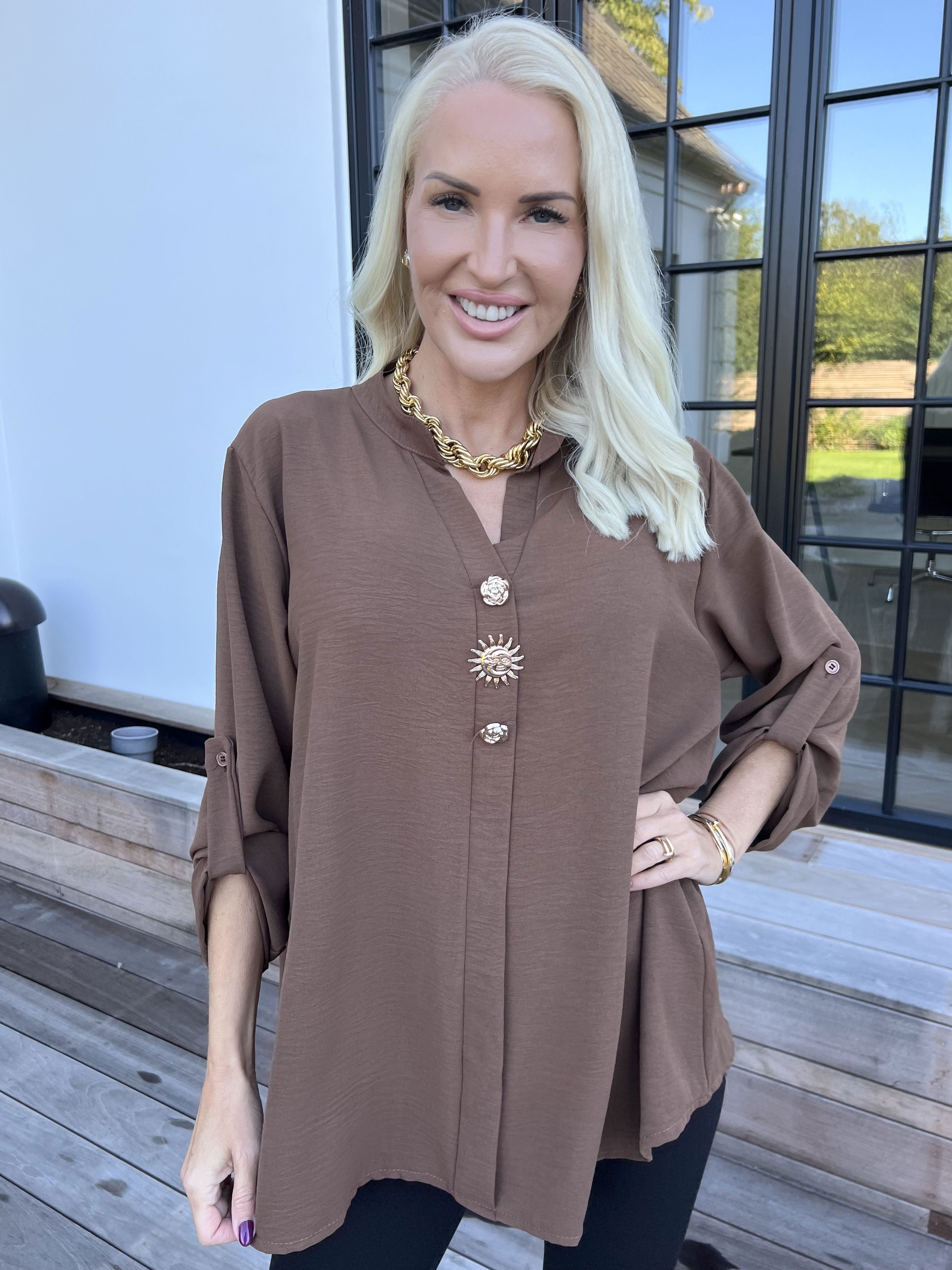 Bekka - Skjorte i viskose med guld knapper og broche