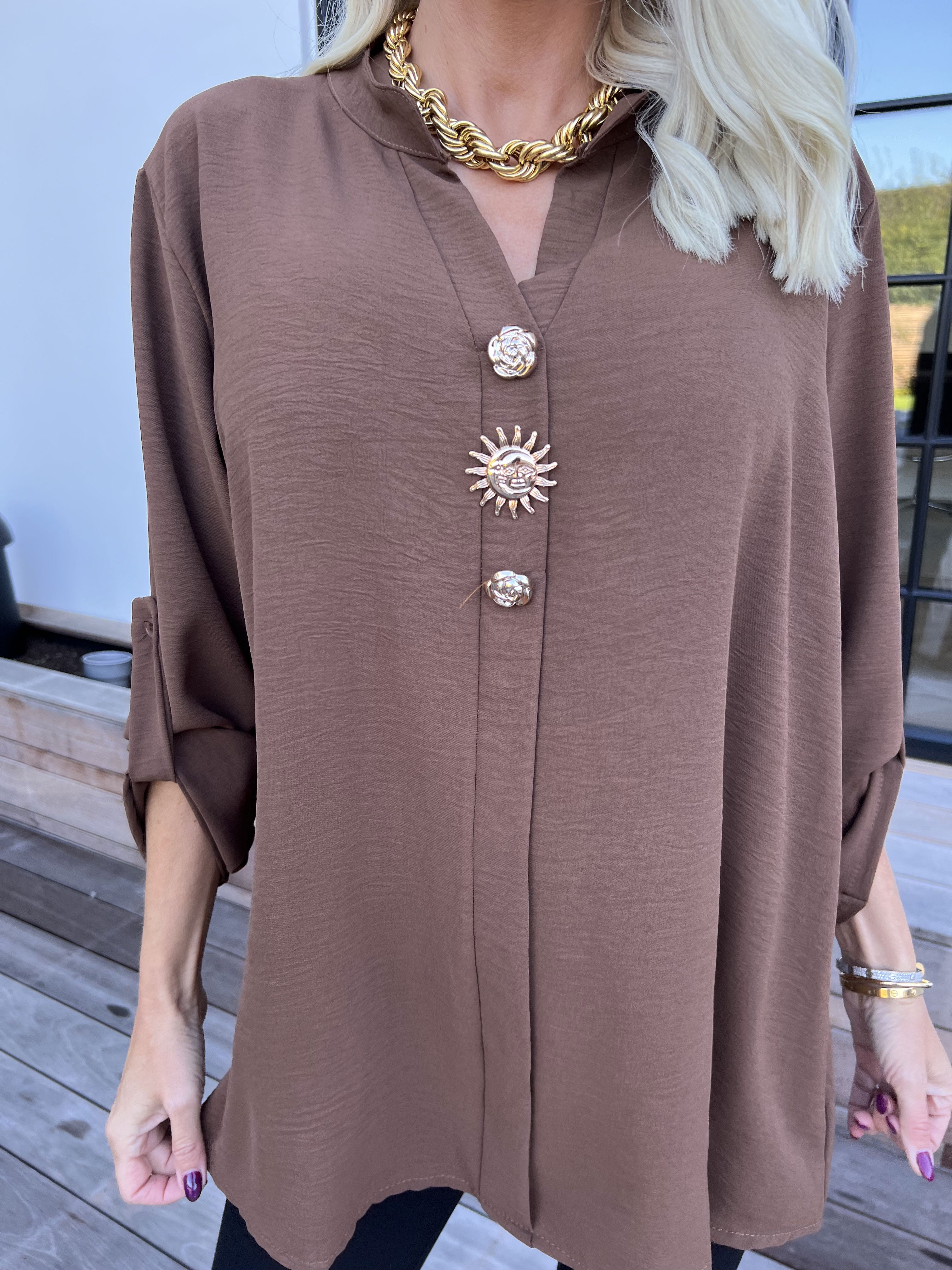 Bekka - Skjorte i viskose med guld knapper og broche