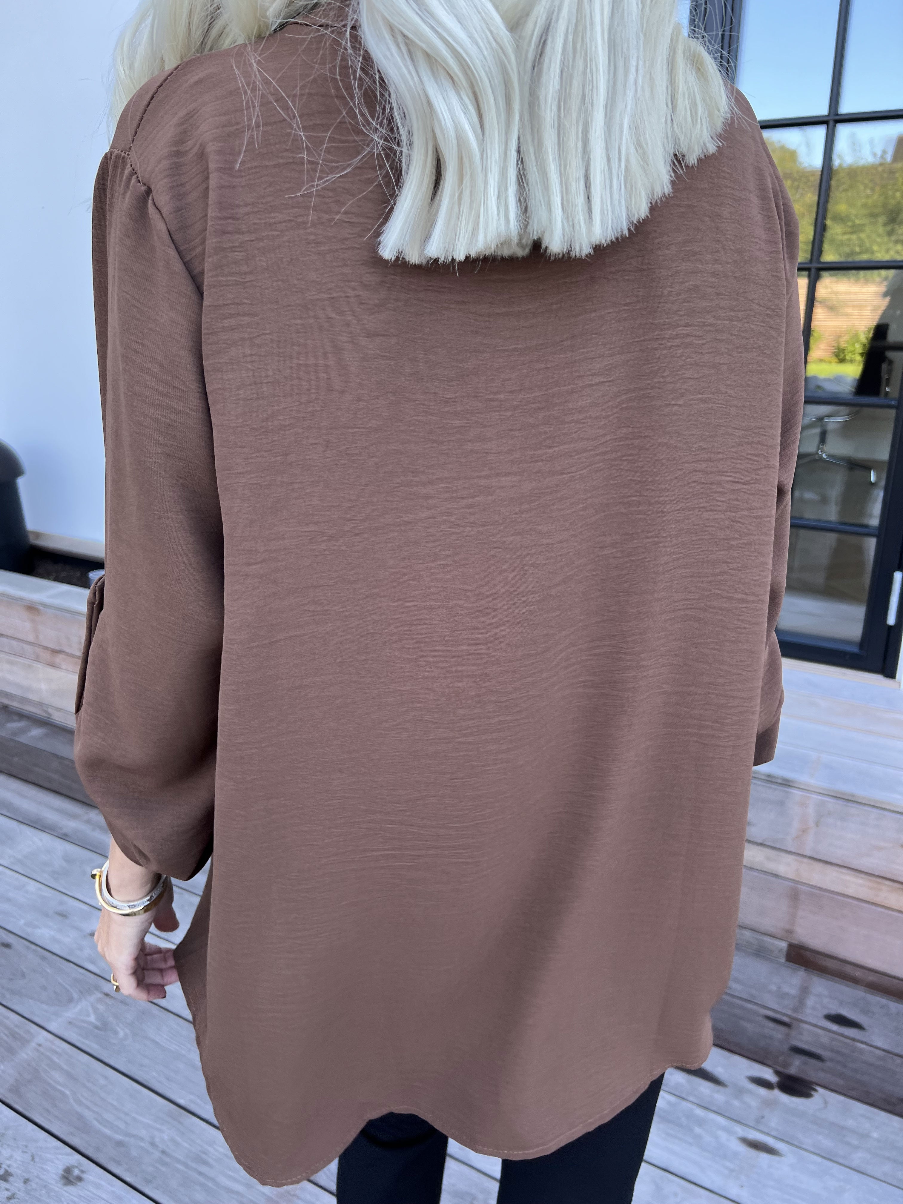 Bekka - Skjorte i viskose med guld knapper og broche