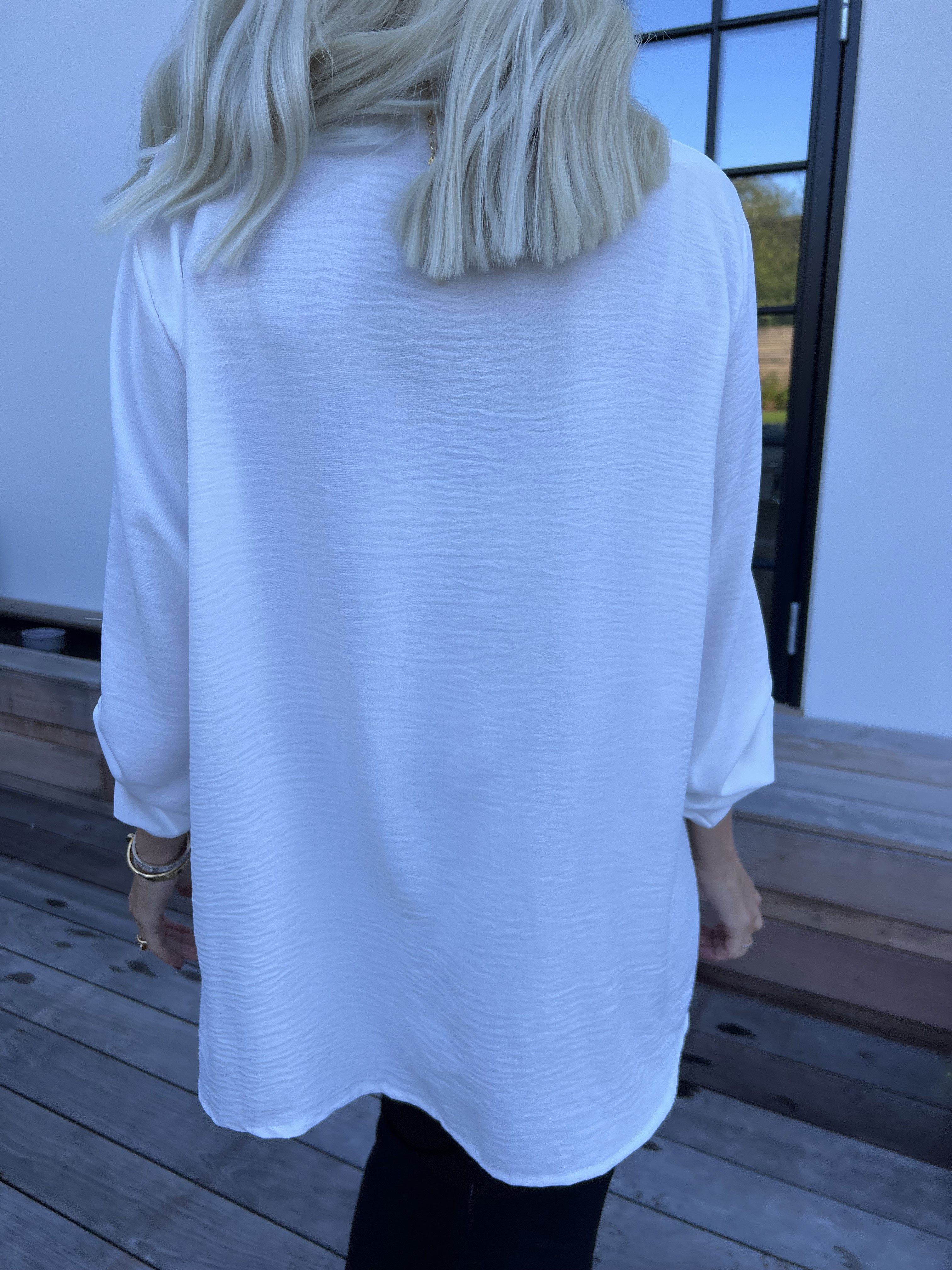 Bekka - Skjorte i viskose med guld knapper og broche