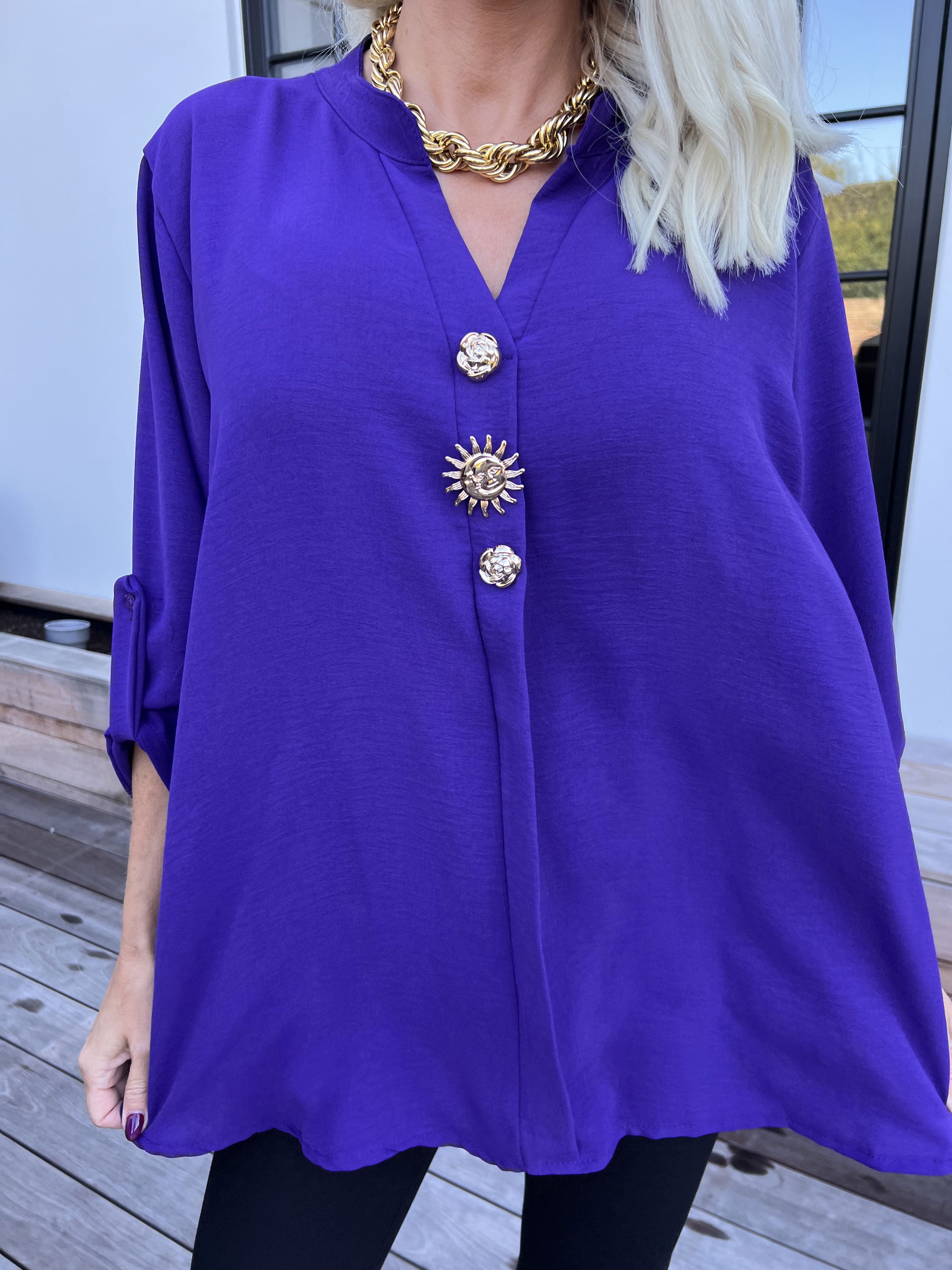 Bekka - Skjorte i viskose med guld knapper og broche