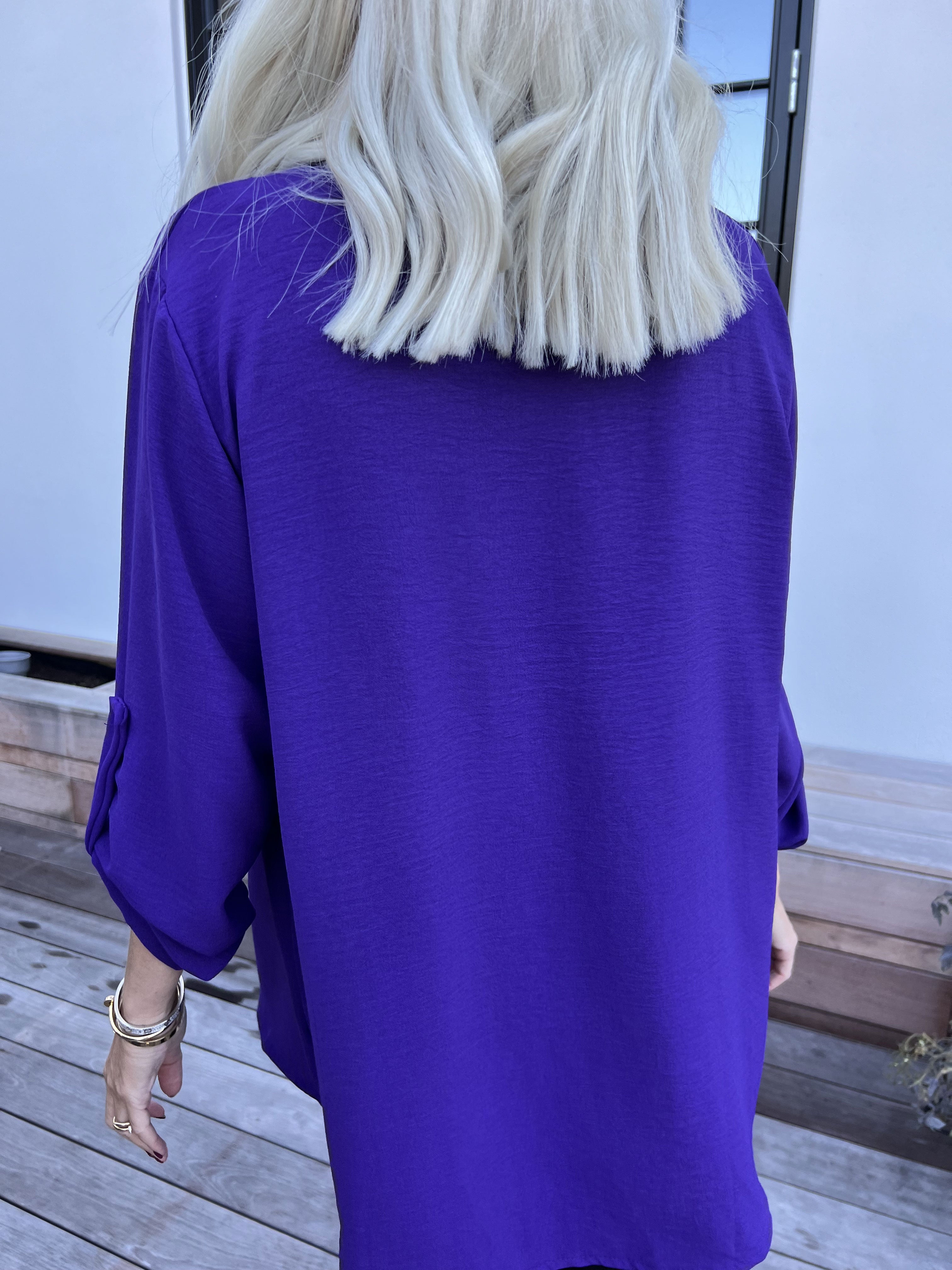 Bekka - Skjorte i viskose med guld knapper og broche