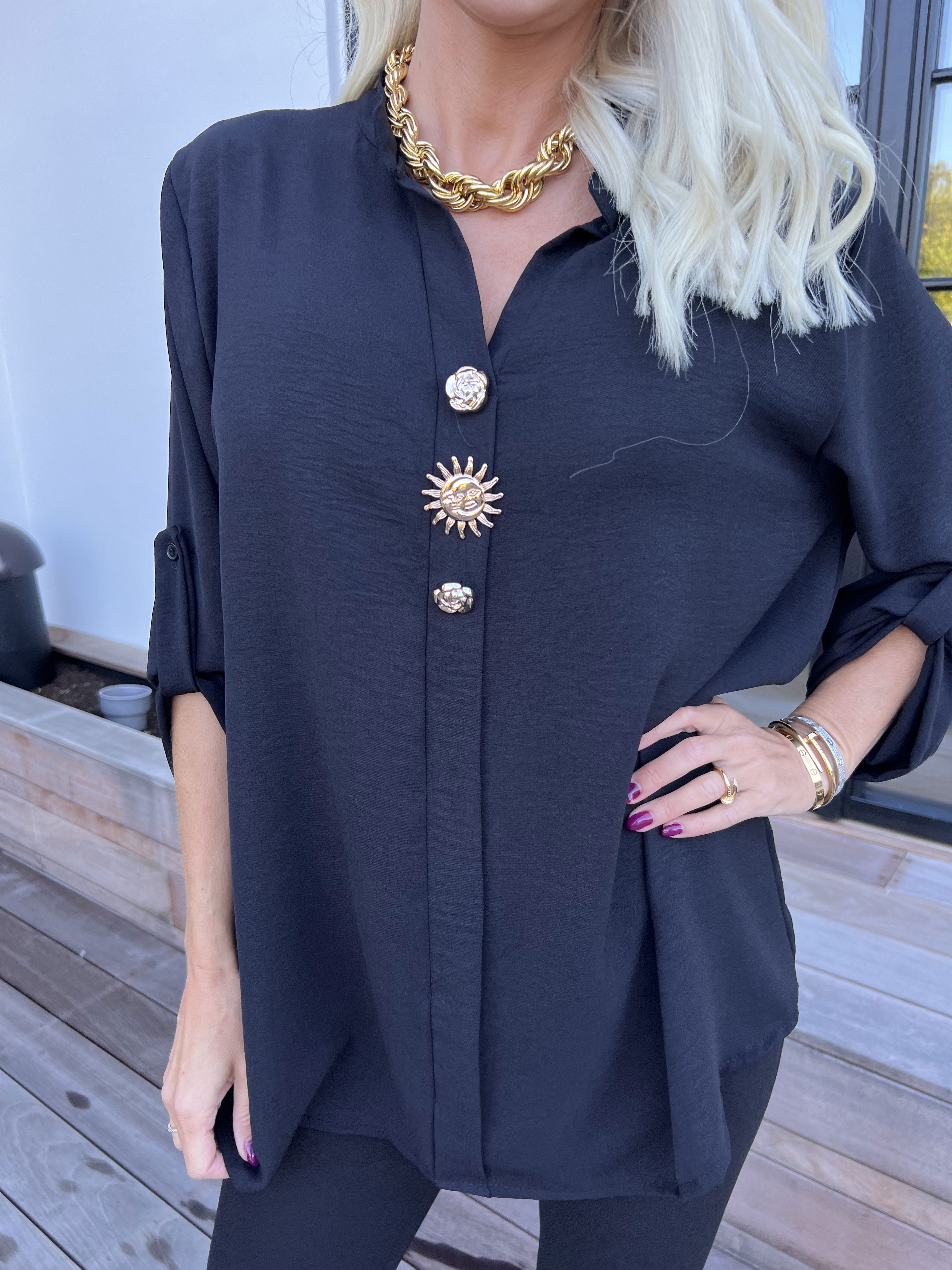 Bekka - Skjorte i viskose med guld knapper og broche