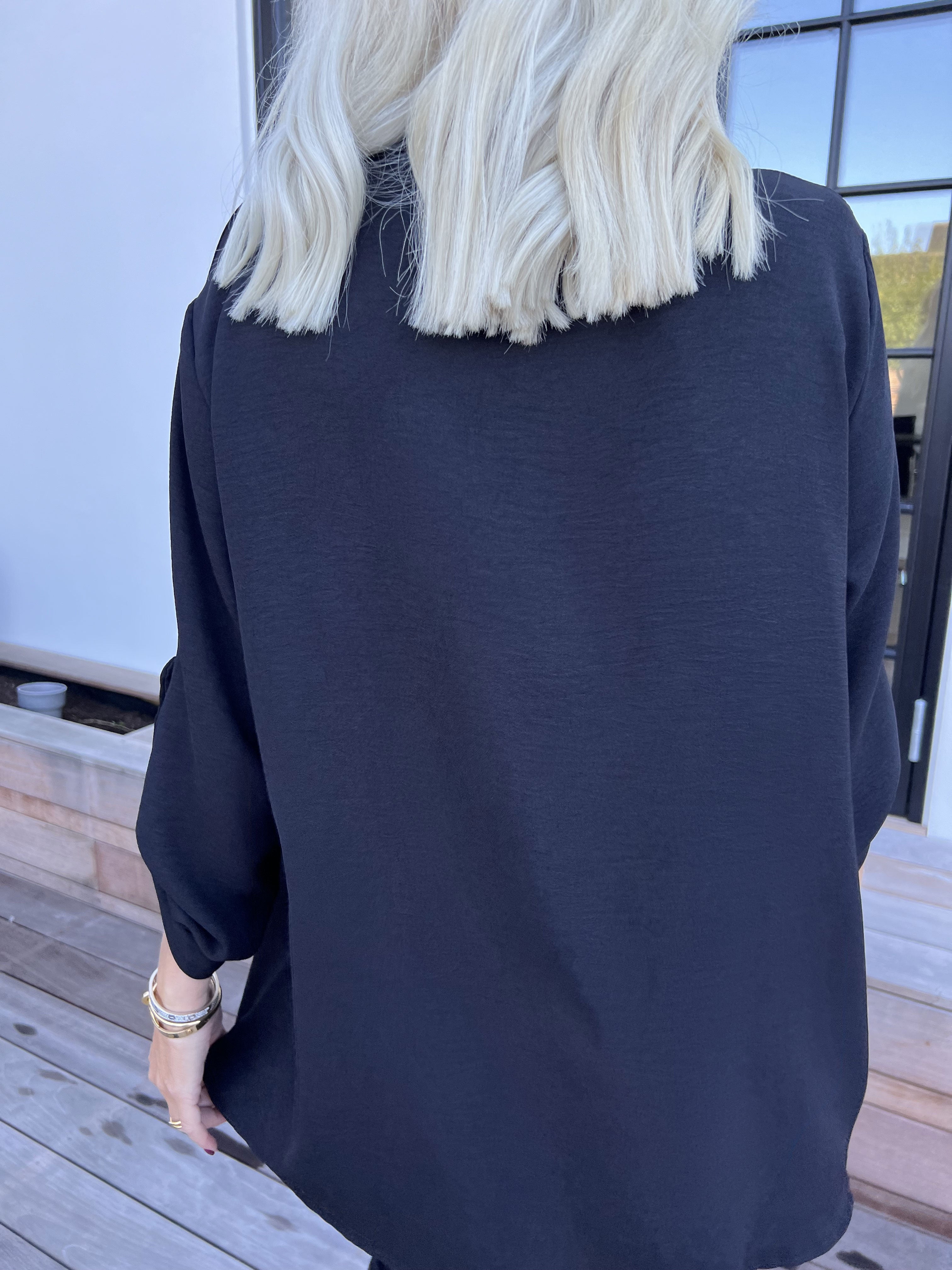 Bekka - Skjorte i viskose med guld knapper og broche