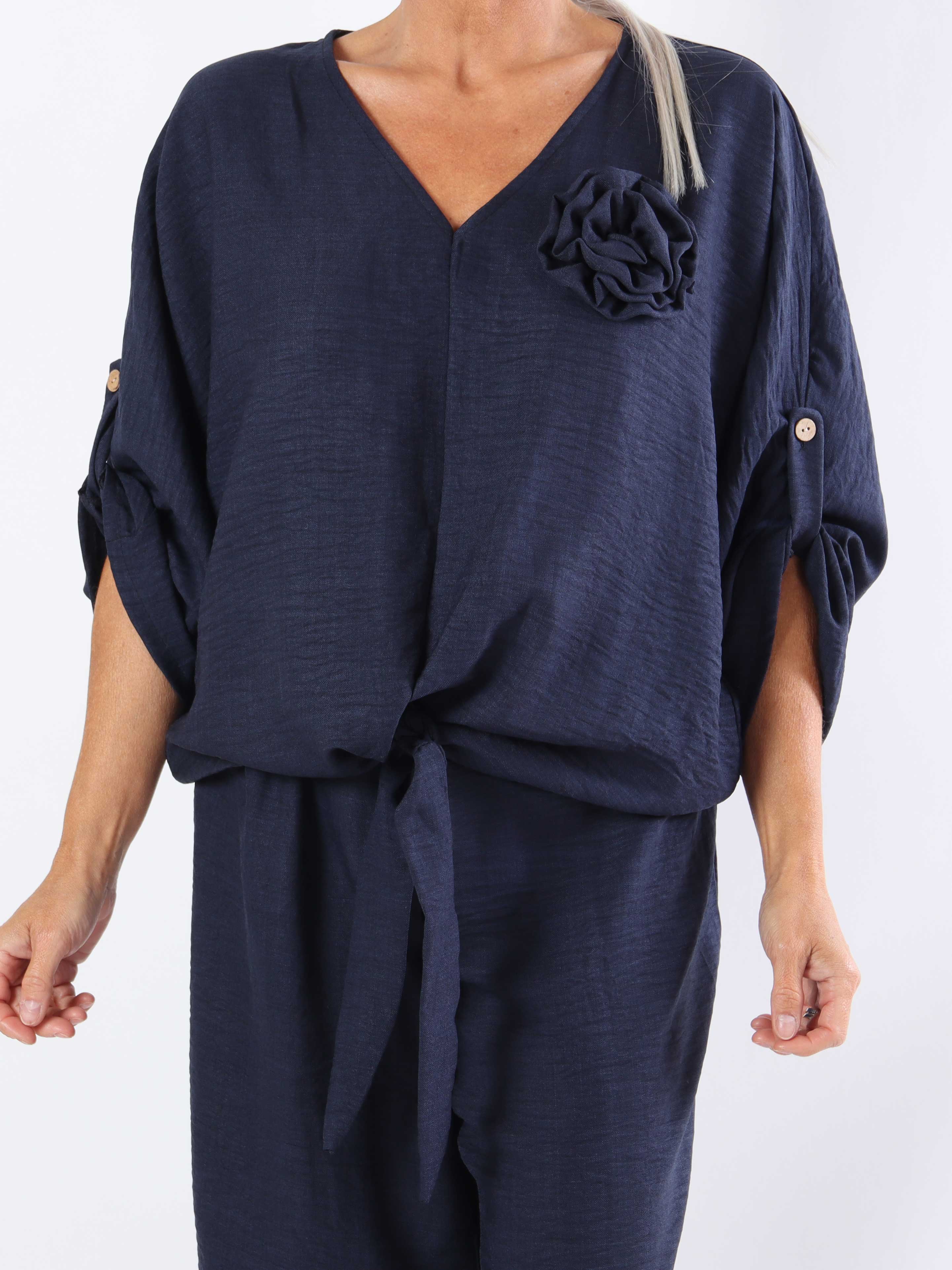 Bella - Sød plus size tunika med knude og aftagelig blomst