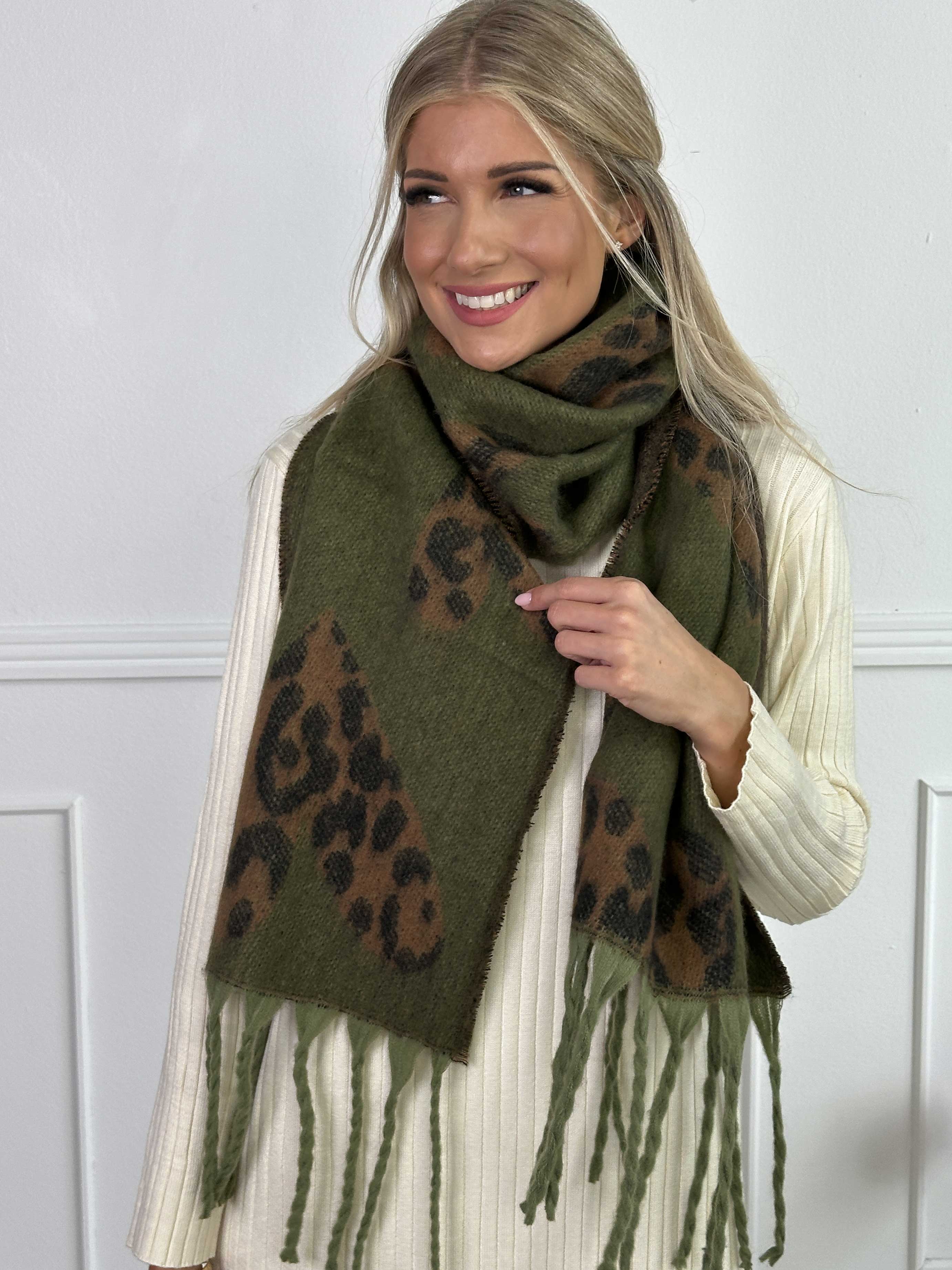 Bellean - Blødt tørklæde med hjerter af leopardprint