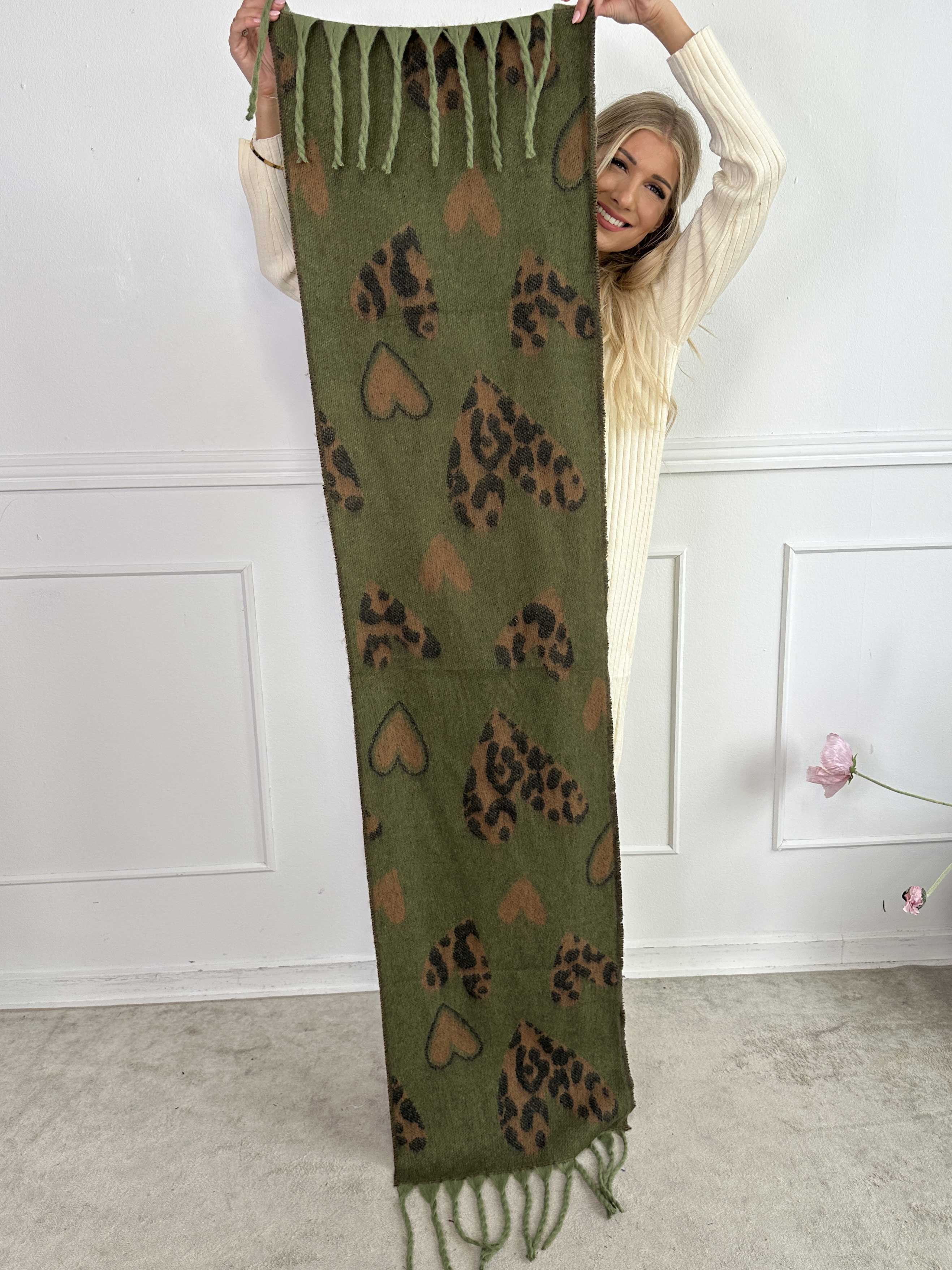 Bellean - Blødt tørklæde med hjerter af leopardprint