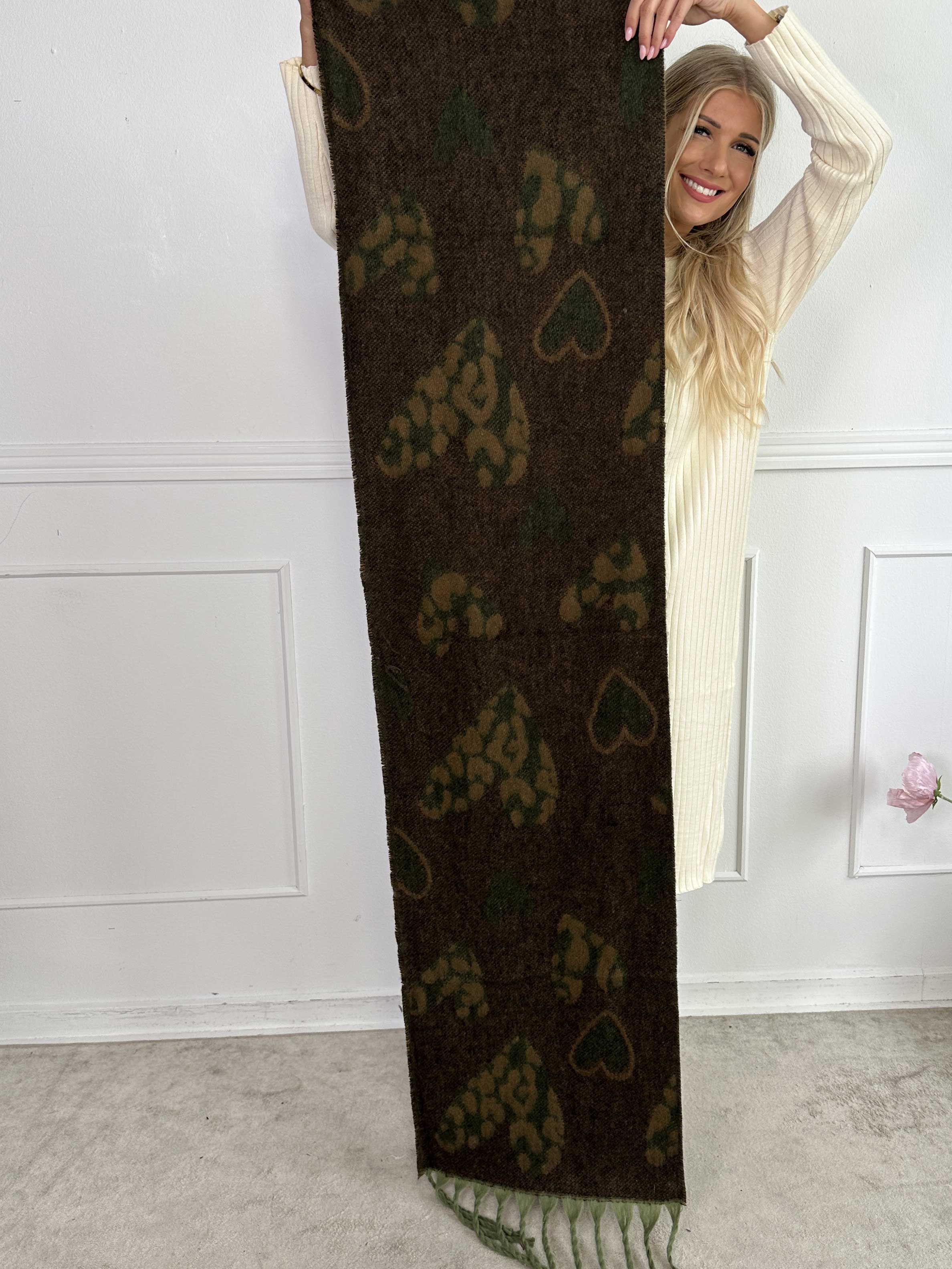 Bellean - Blødt tørklæde med hjerter af leopardprint