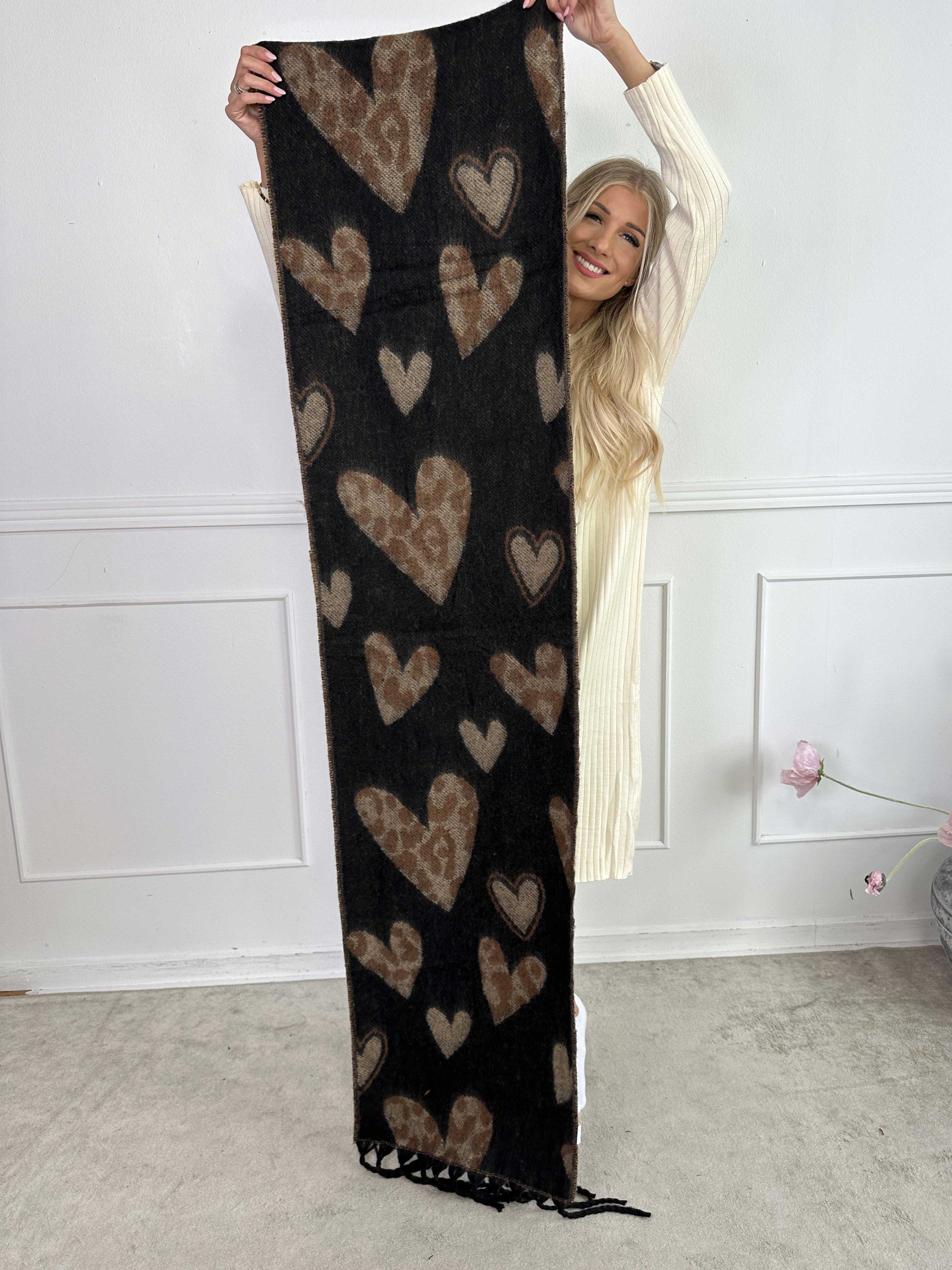 Bellean - Blødt tørklæde med hjerter af leopardprint