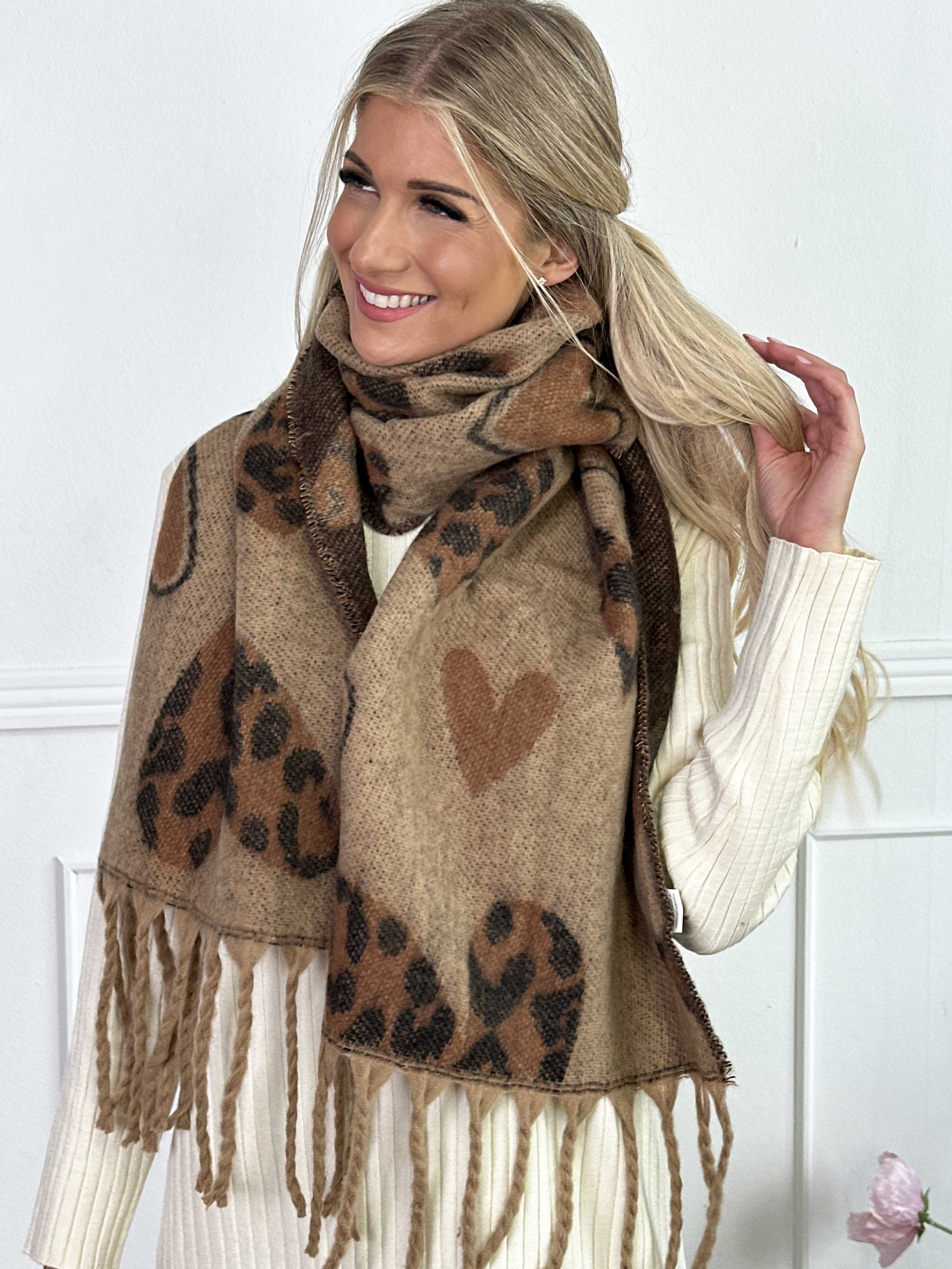 Bellean - Blødt tørklæde med hjerter af leopardprint