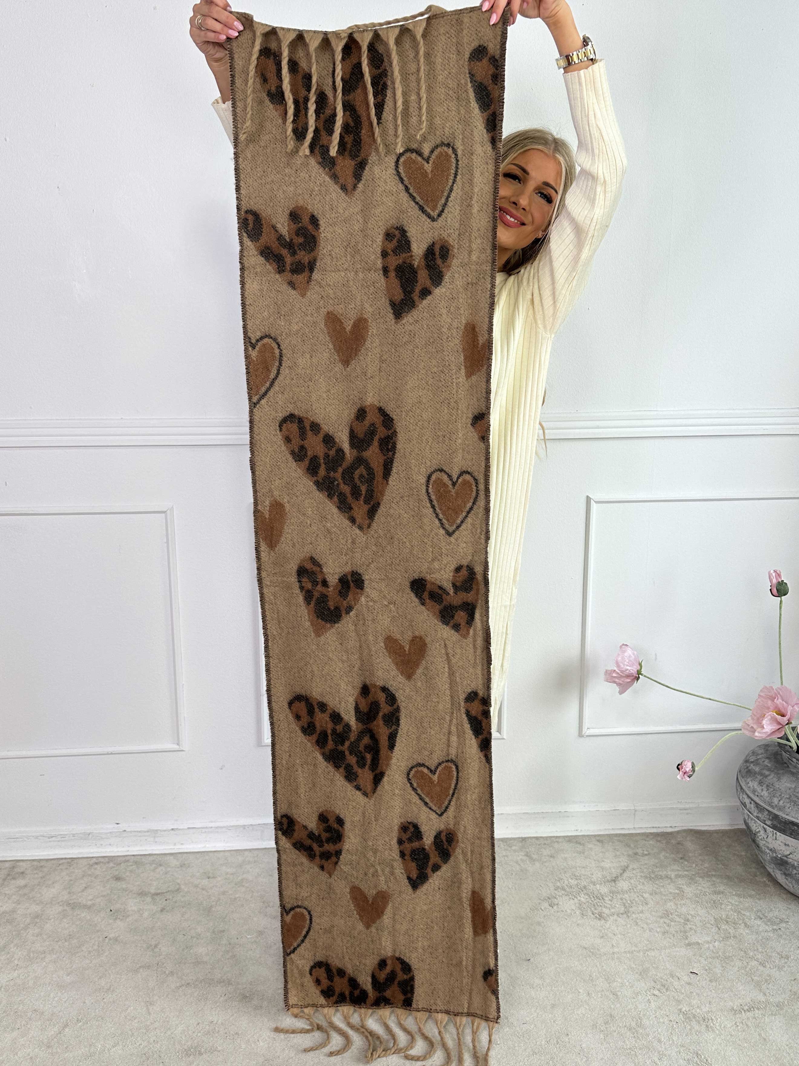 Bellean - Blødt tørklæde med hjerter af leopardprint