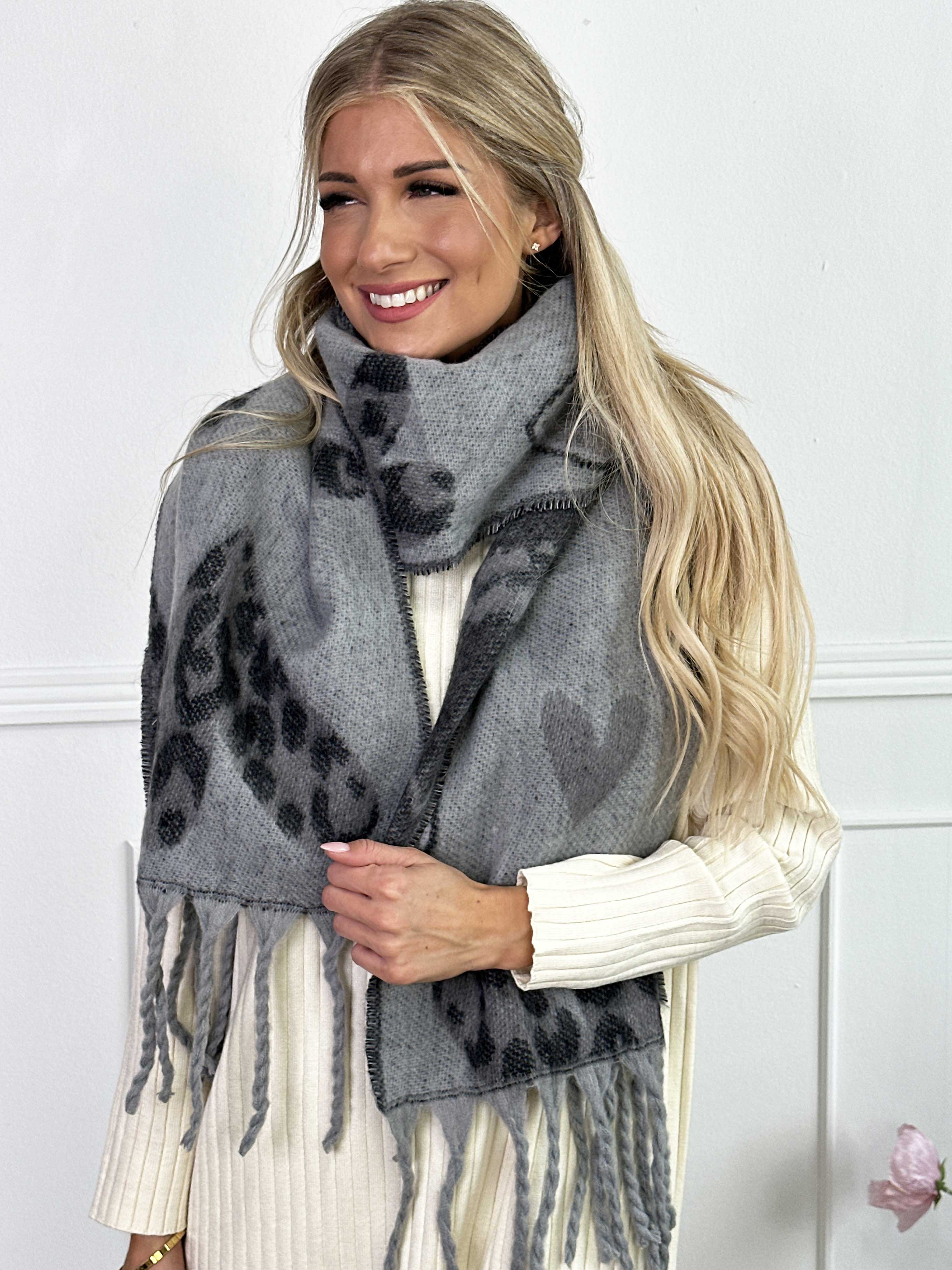 Bellean - Blødt tørklæde med hjerter af leopardprint