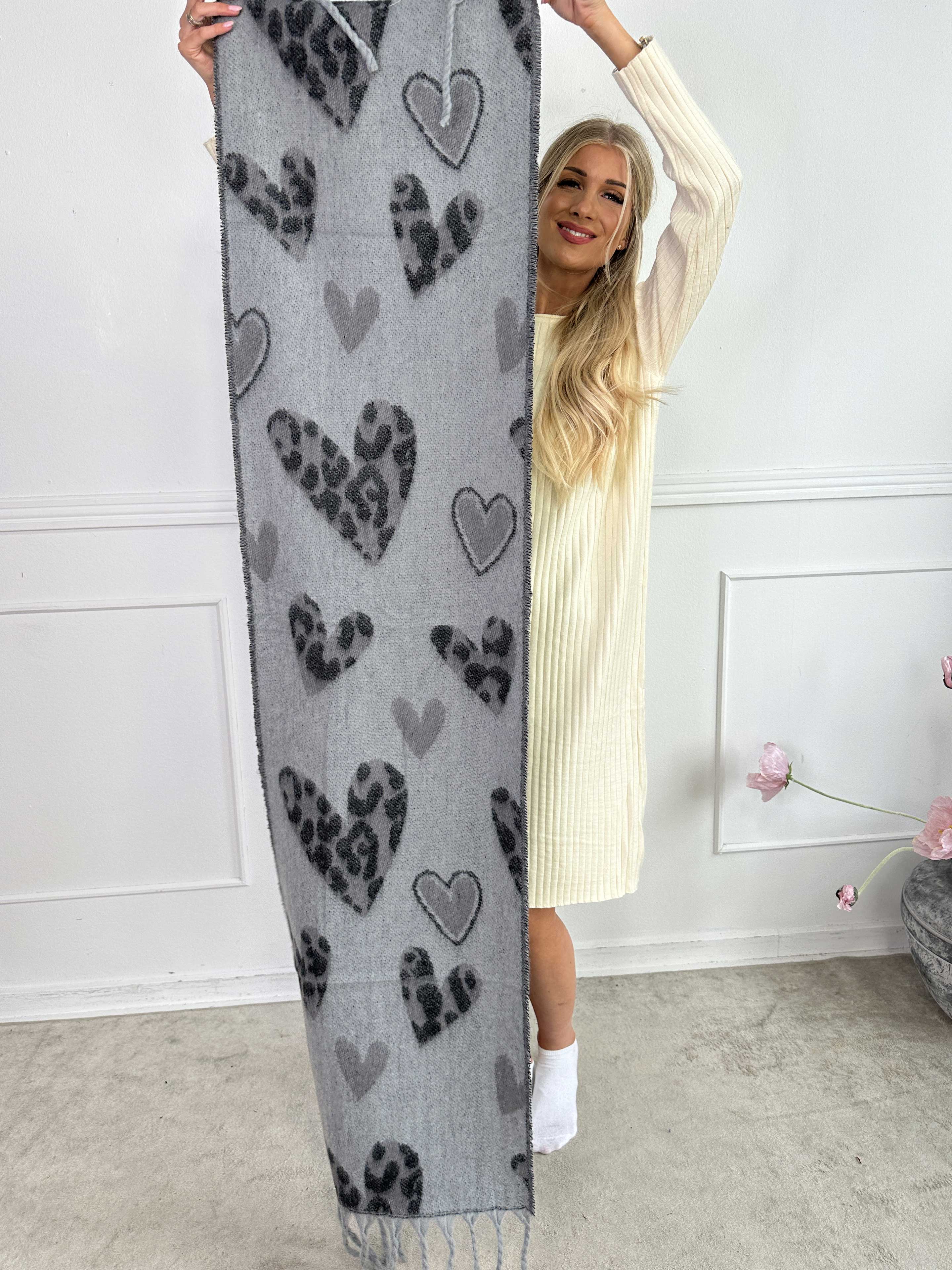 Bellean - Blødt tørklæde med hjerter af leopardprint