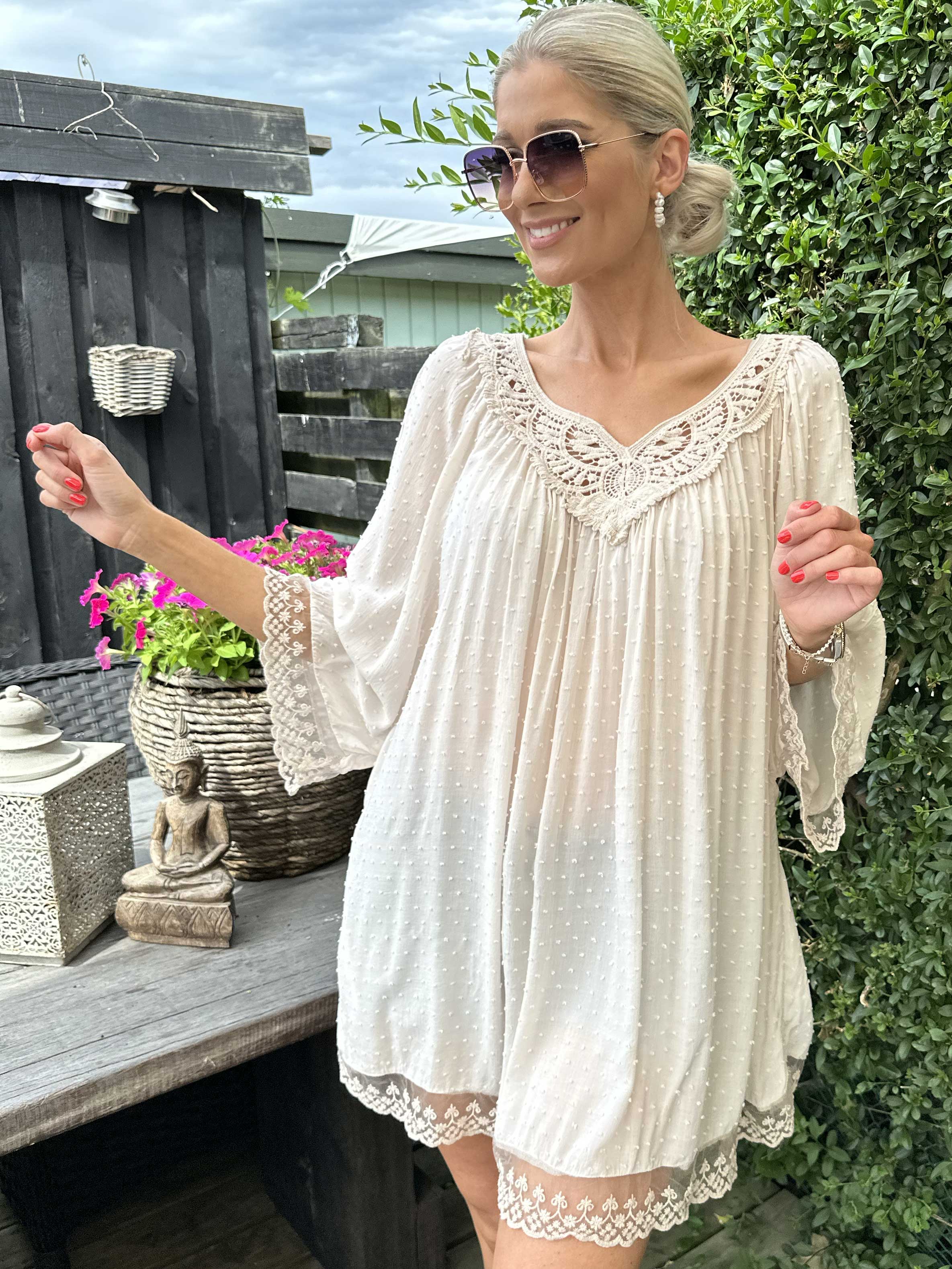 Benedicte - Sød tunika med broderet og blonde detaljer