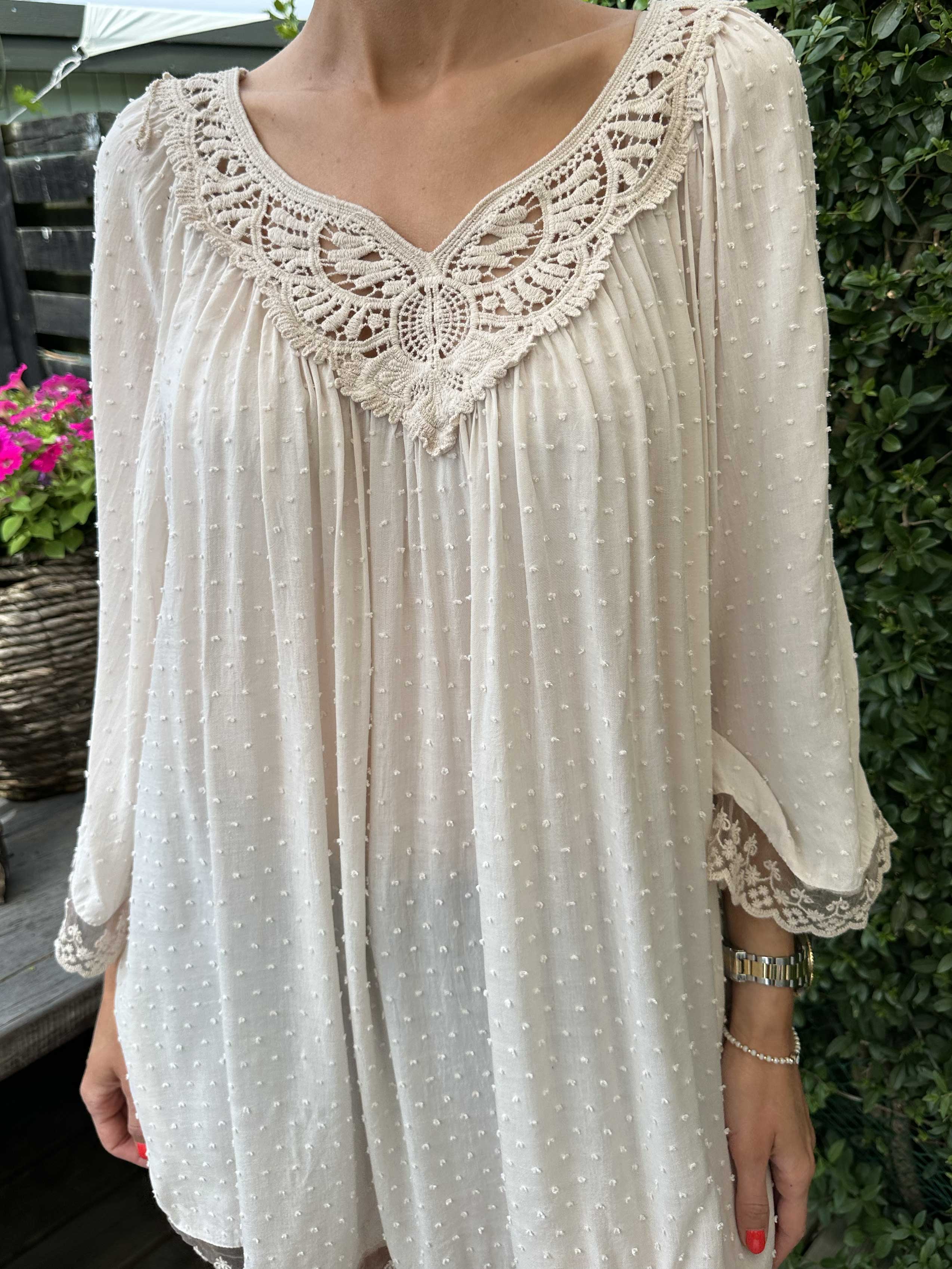 Benedicte - Sød tunika med broderet og blonde detaljer